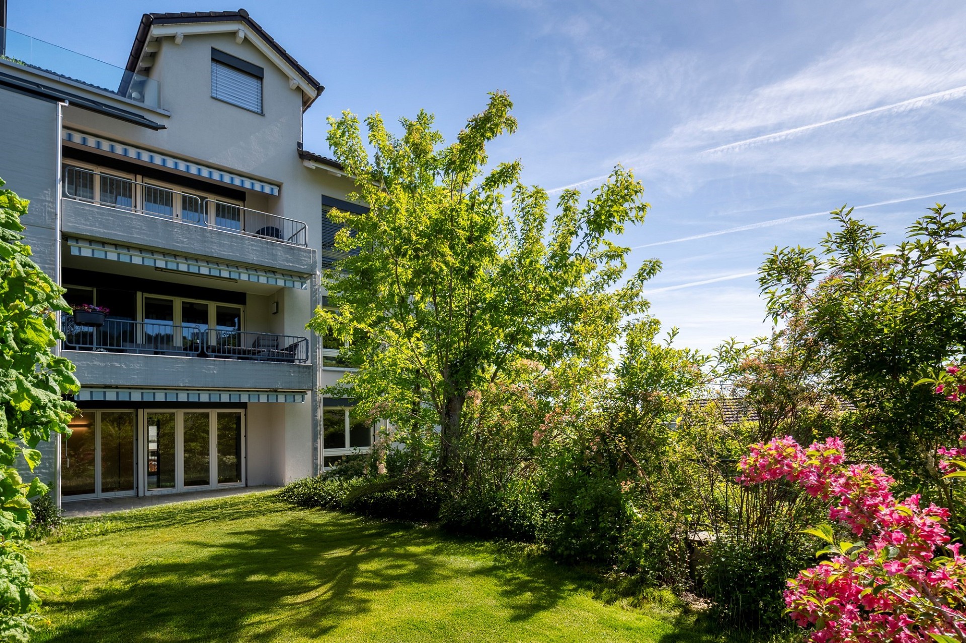 Mehrfamilienhaus mit Garten und Balkonen
