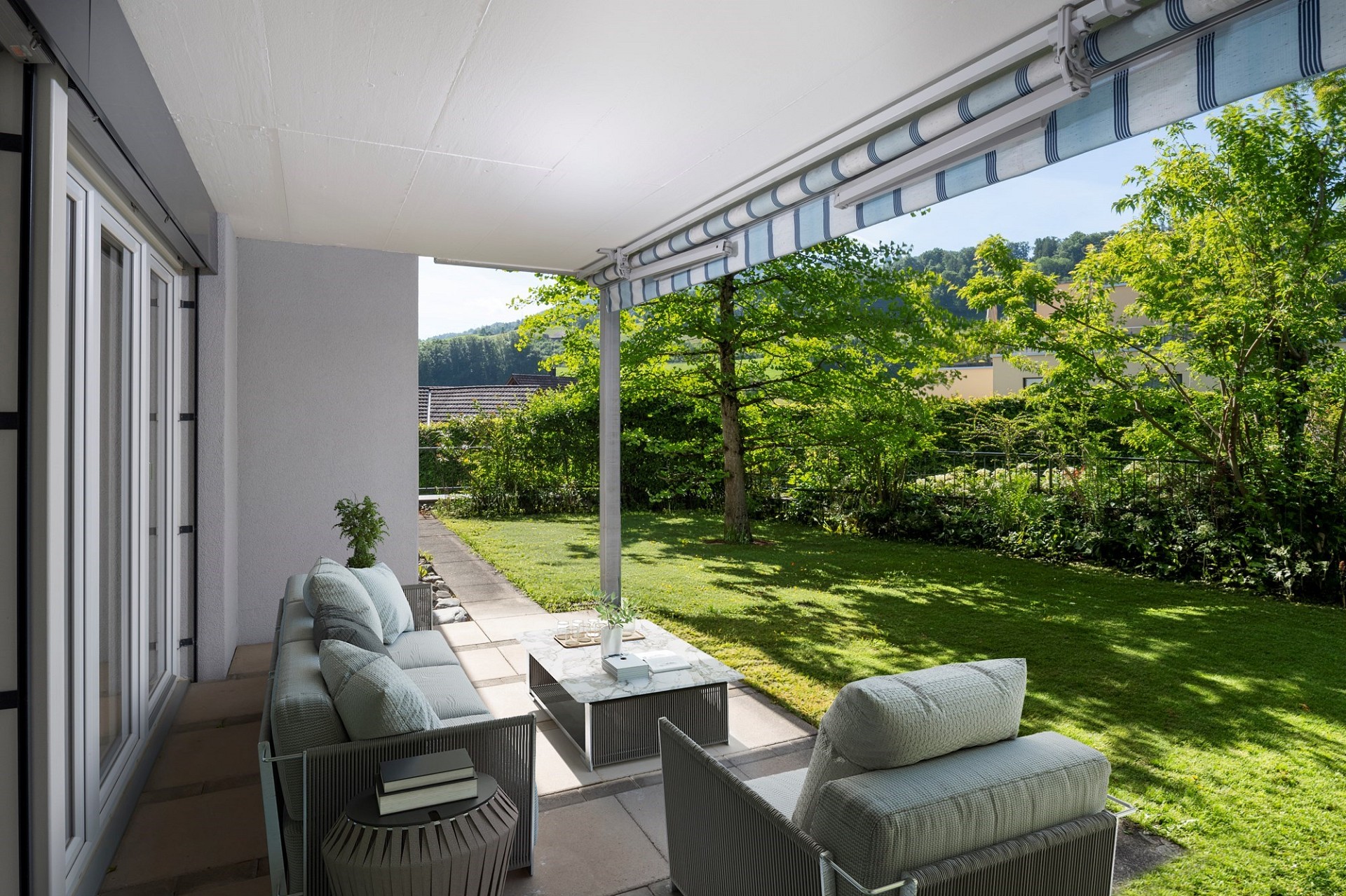 Überdachte Terrasse mit Gartenblick