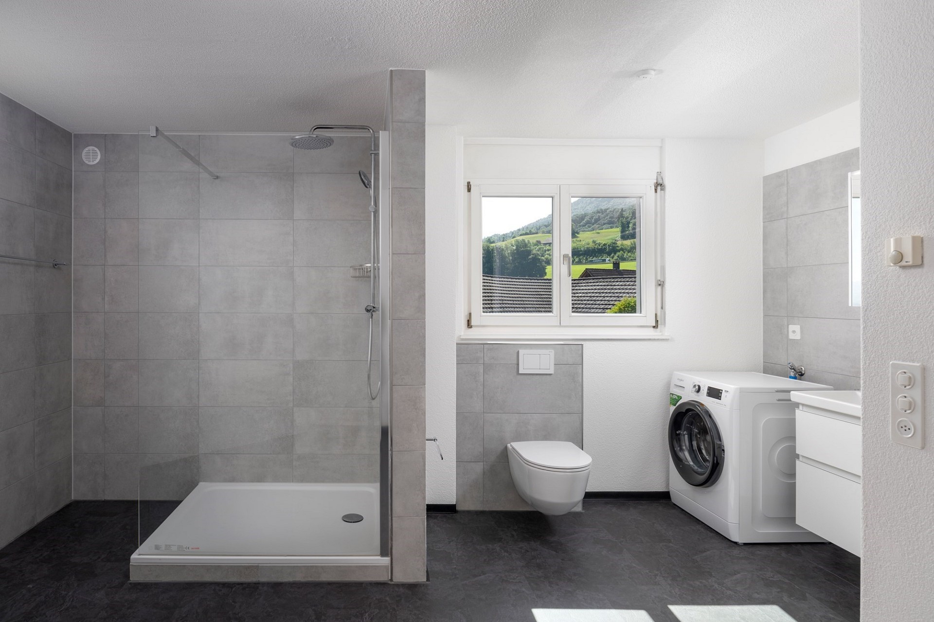 Modernes Bad mit Dusche, WC und Waschmaschine