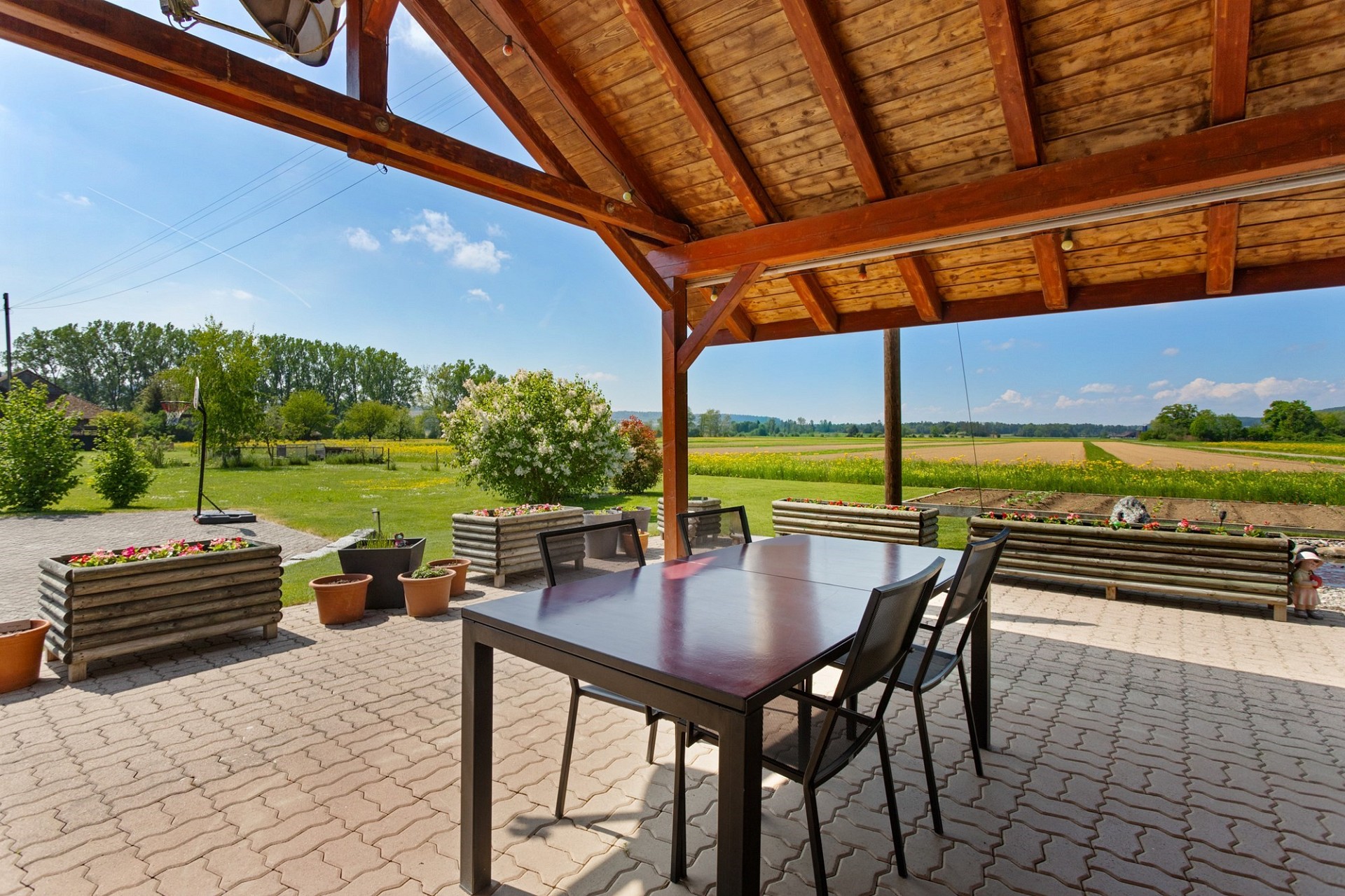 Überdachte Terrasse mit Gartenblick