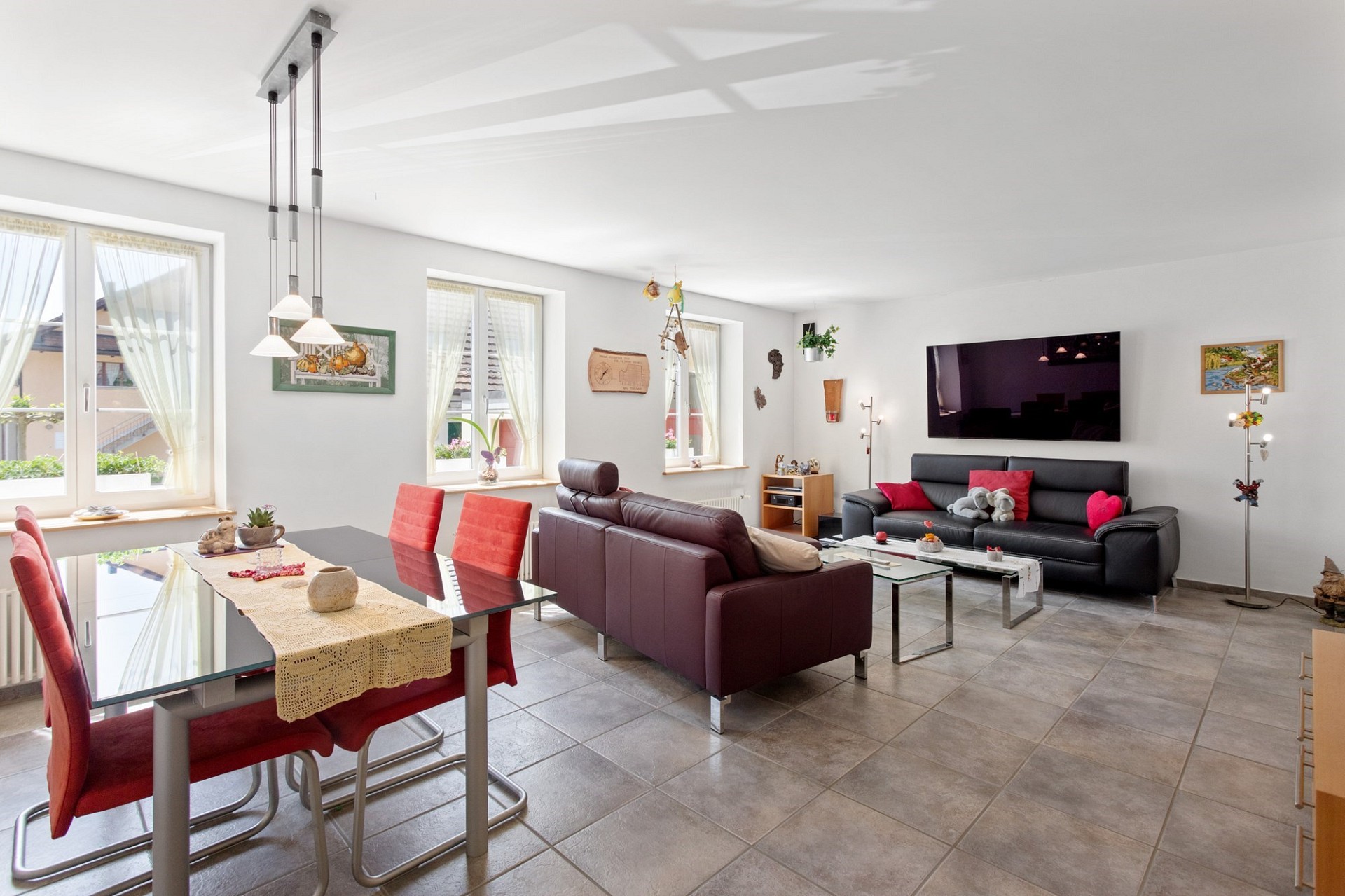 Helles Wohn-Esszimmer mit moderner Einrichtung