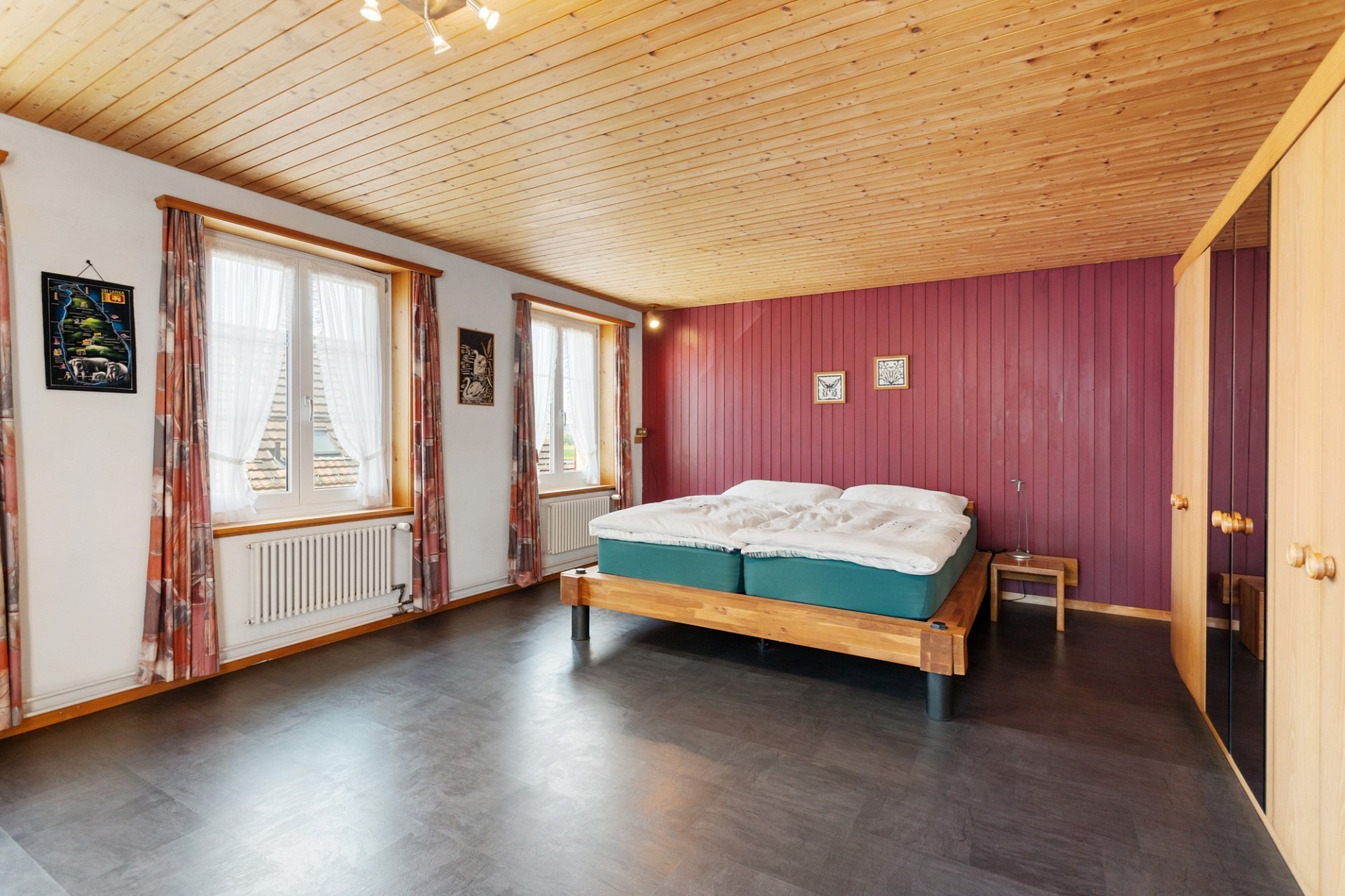 Geräumiges Schlafzimmer mit Holzdecke
