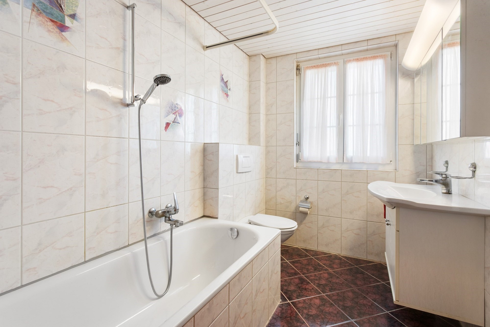 Badezimmer mit Wanne und Fenster
