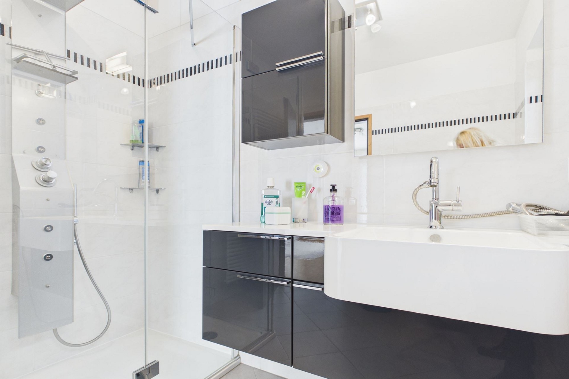 Modernes Badezimmer mit Glasdusche