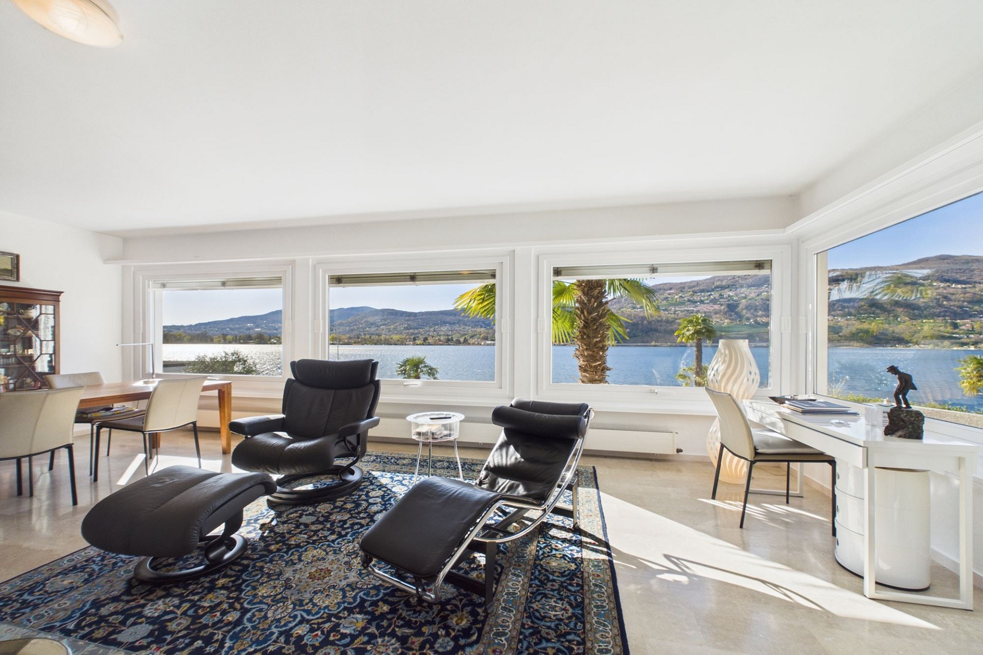 Wohnzimmer mit Panoramablick auf den See