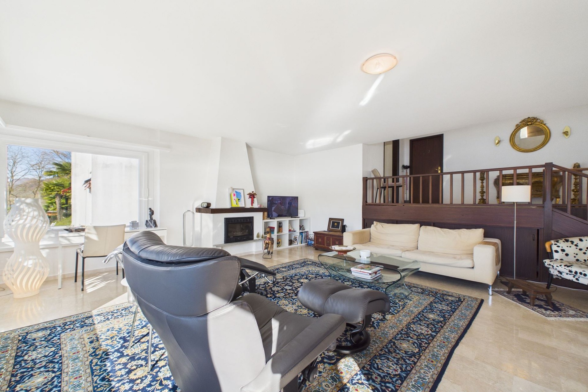 Helles Wohnzimmer mit Galerie und Kamin