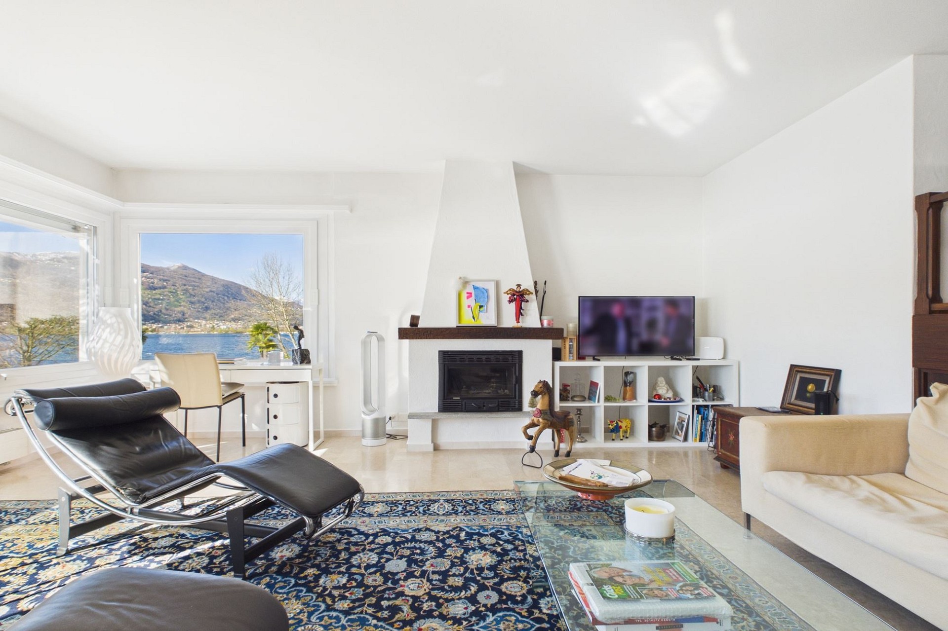 Helles Wohnzimmer mit Seeblick und Kamin