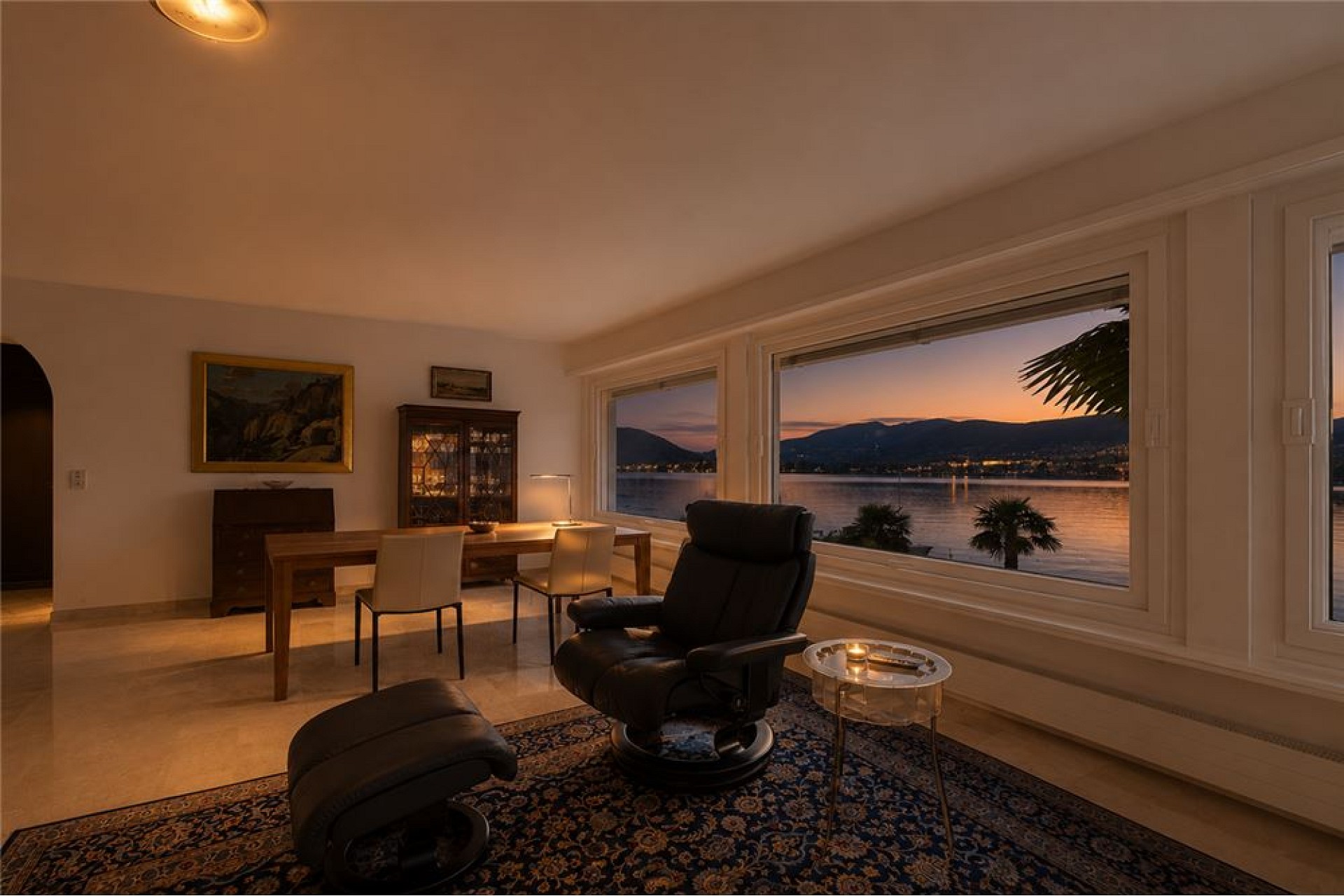 Wohnraum mit Seeblick bei Abendlicht