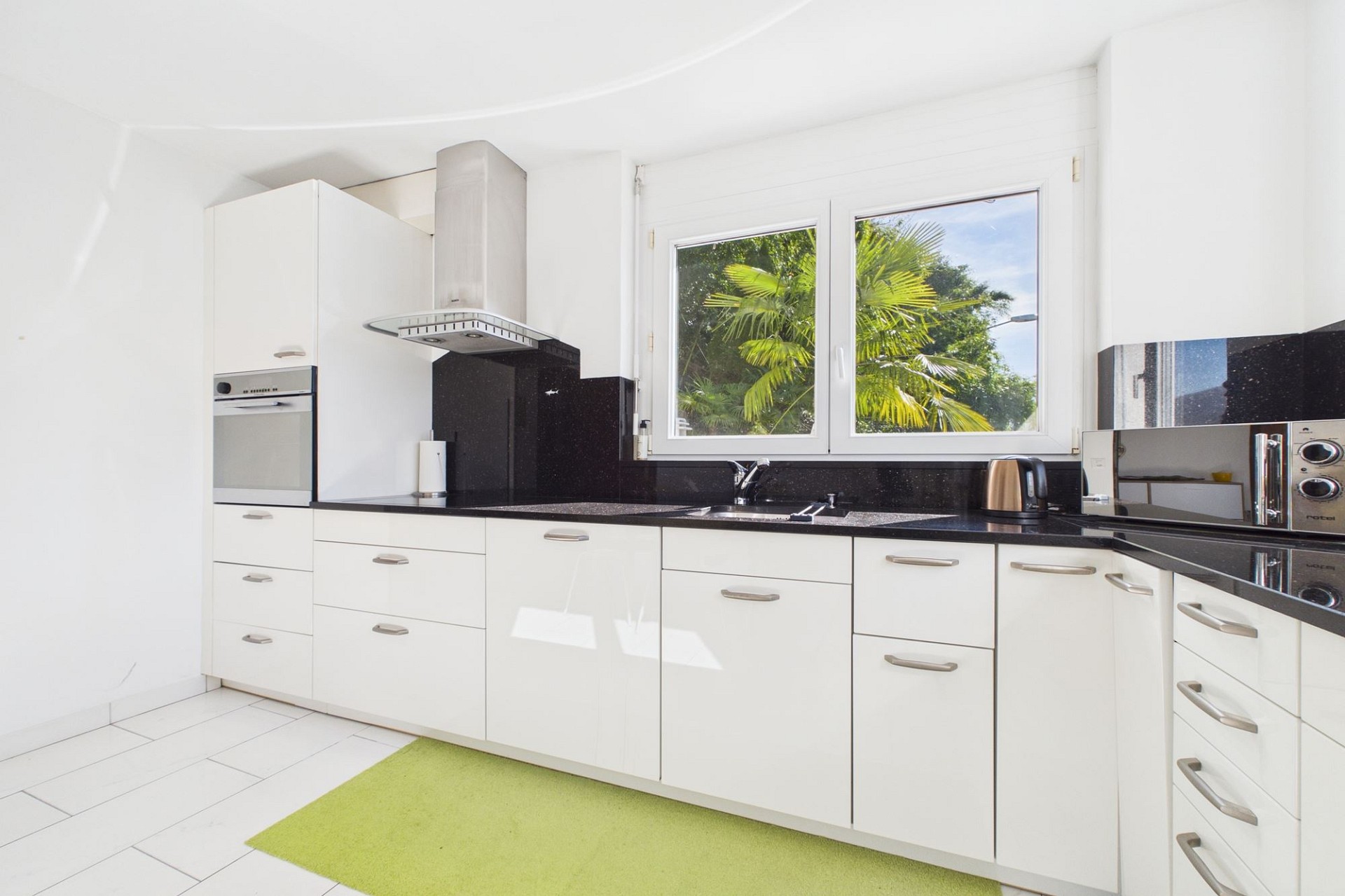 Helle moderne Küche mit Fensterblick
