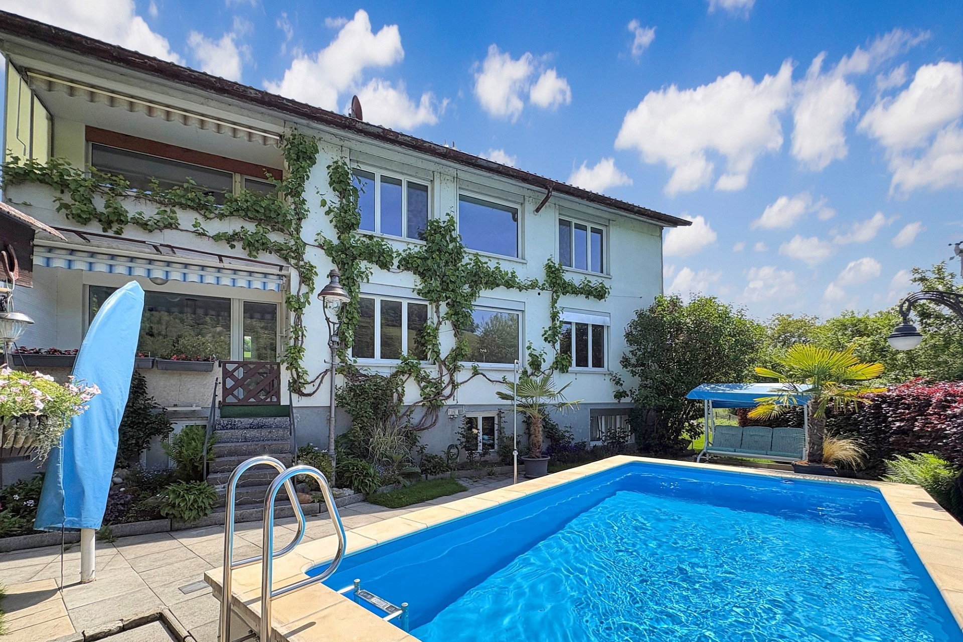 Haus mit Pool und Garten
