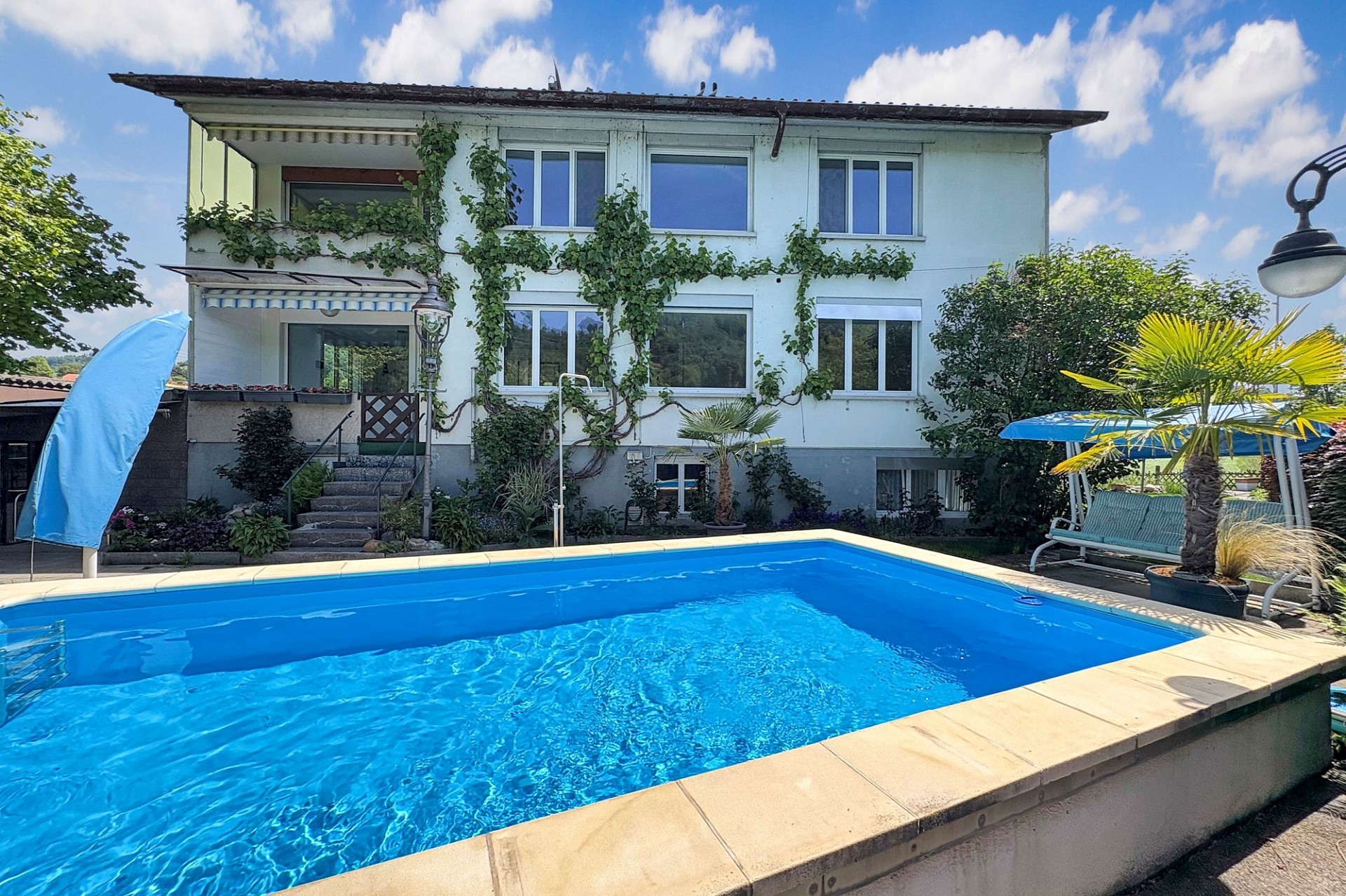 Haus mit Pool im Garten