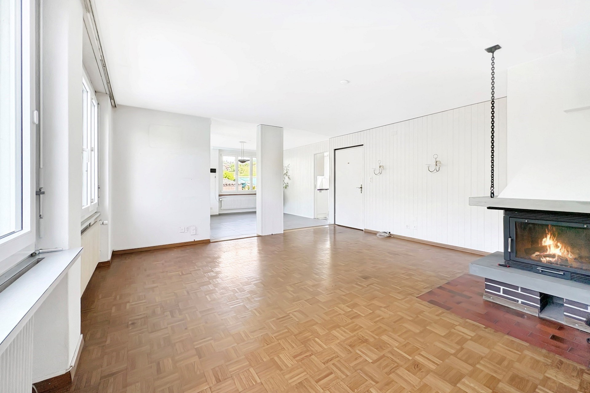 Heller Wohnraum mit Kamin
