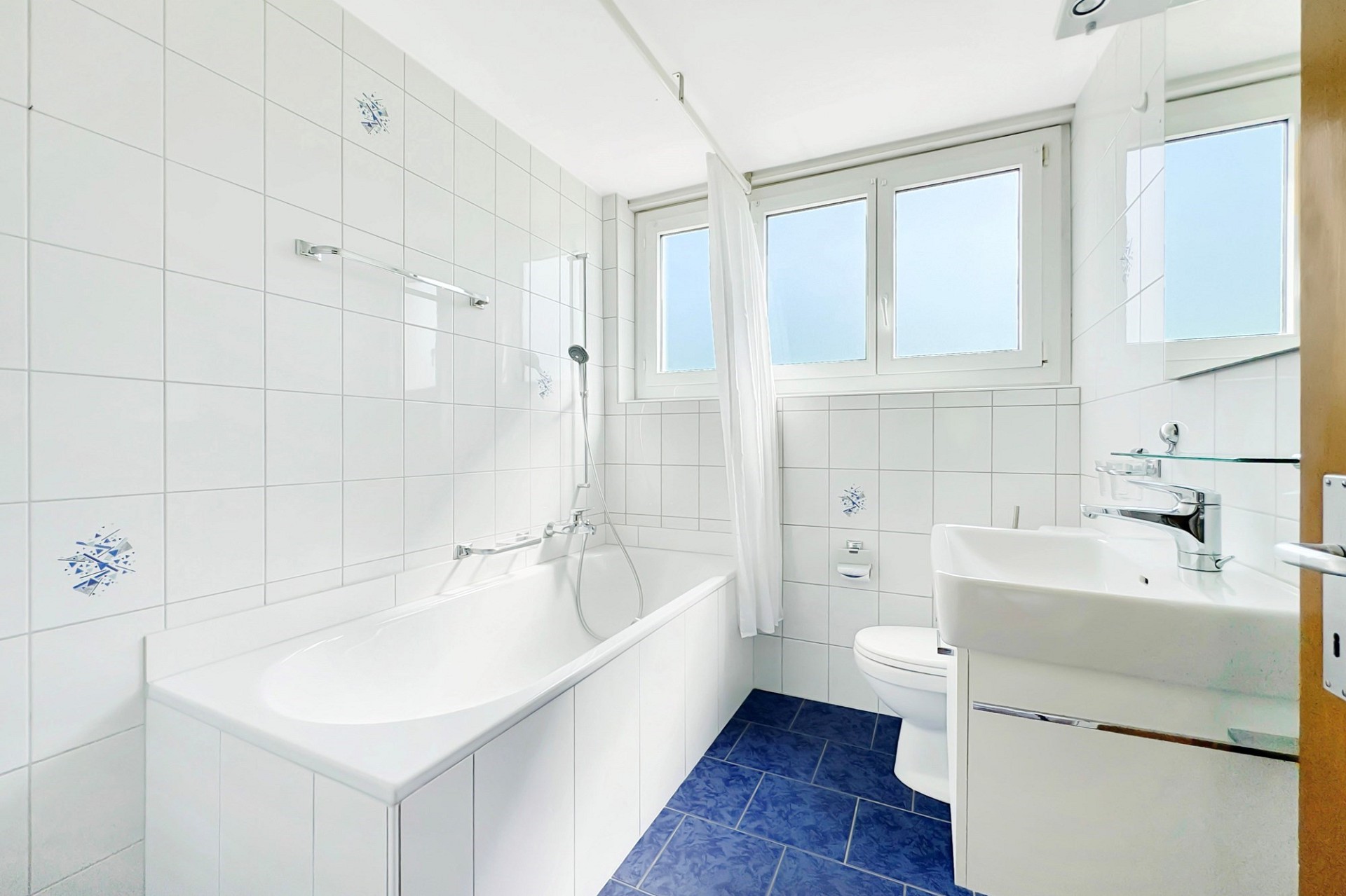 Helles Badezimmer mit Badewanne und WC