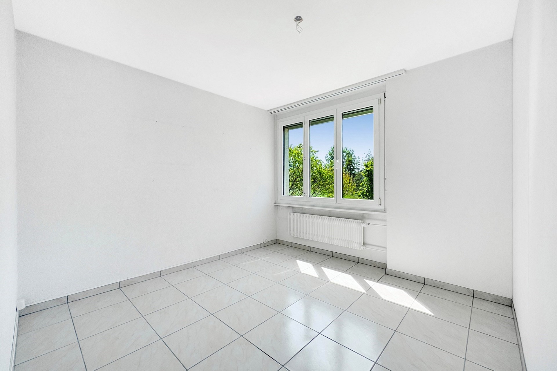 Leerer, heller Raum mit Fenster