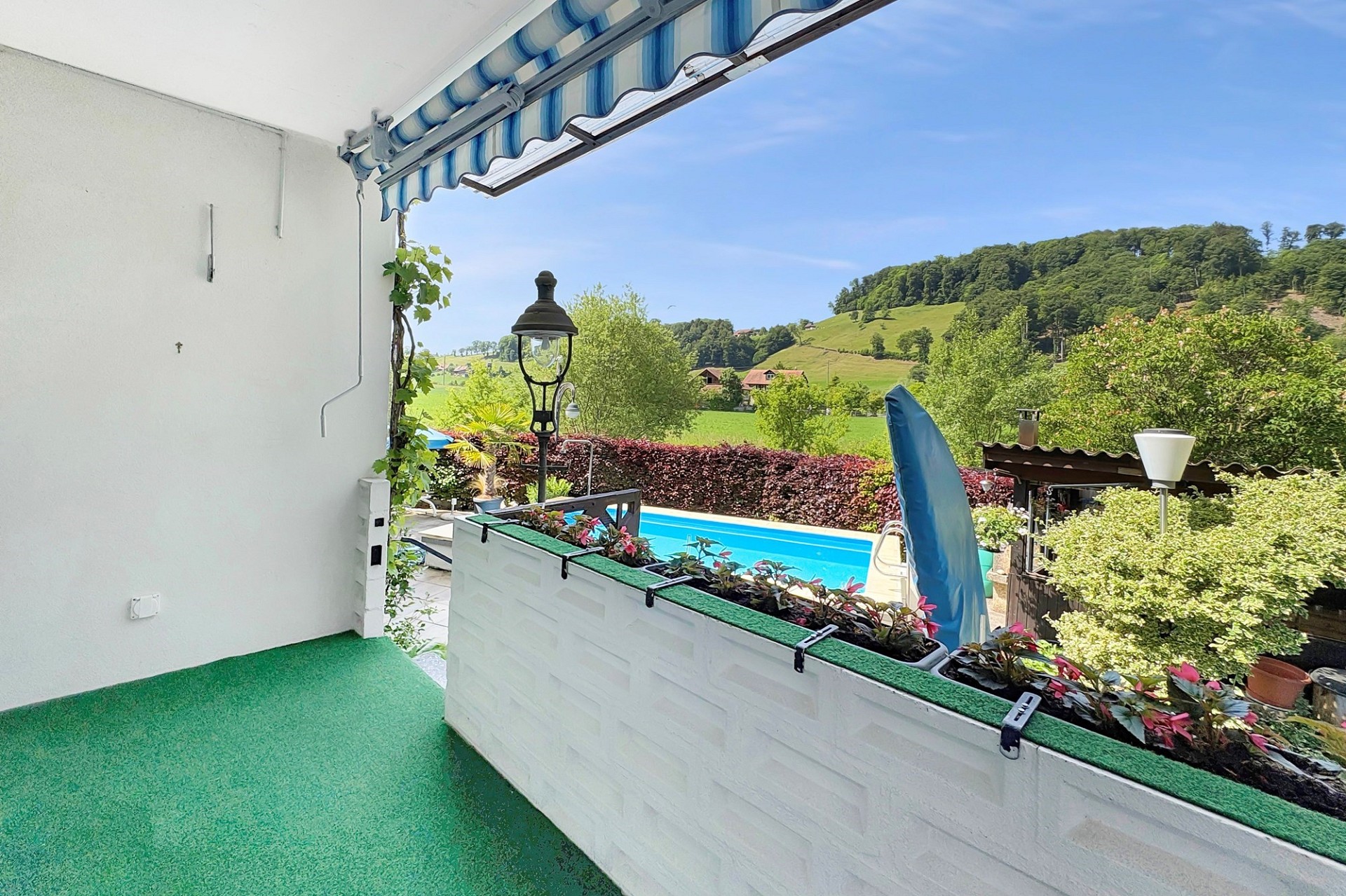 Überdachte Terrasse mit Poolblick
