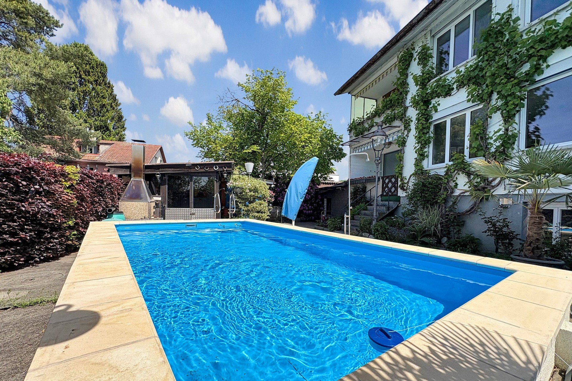 Außenansicht mit Pool und Garten