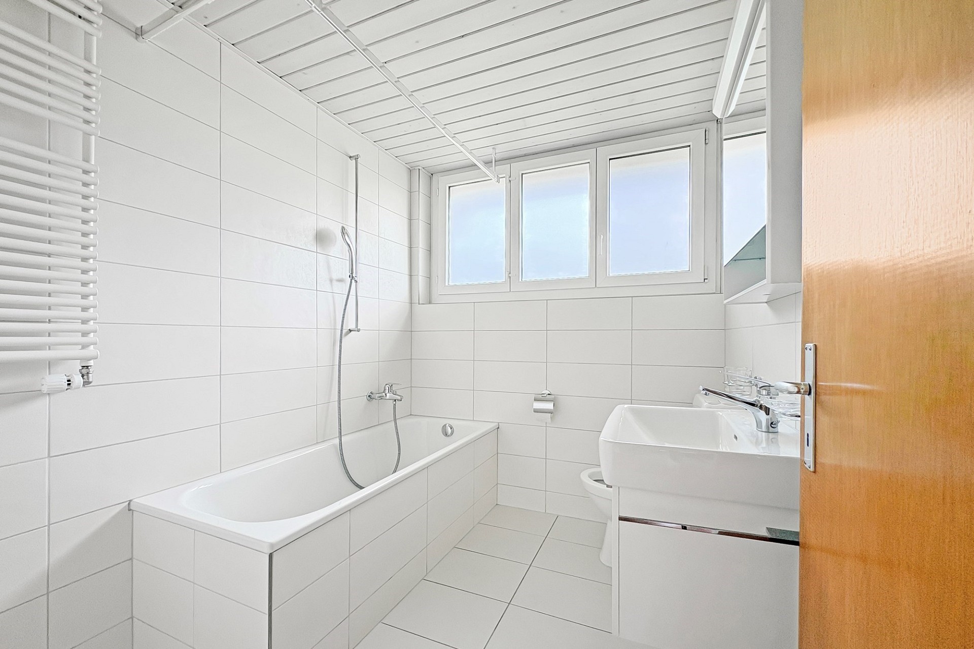 Helles, modernes Badezimmer mit Badewanne und Fenster