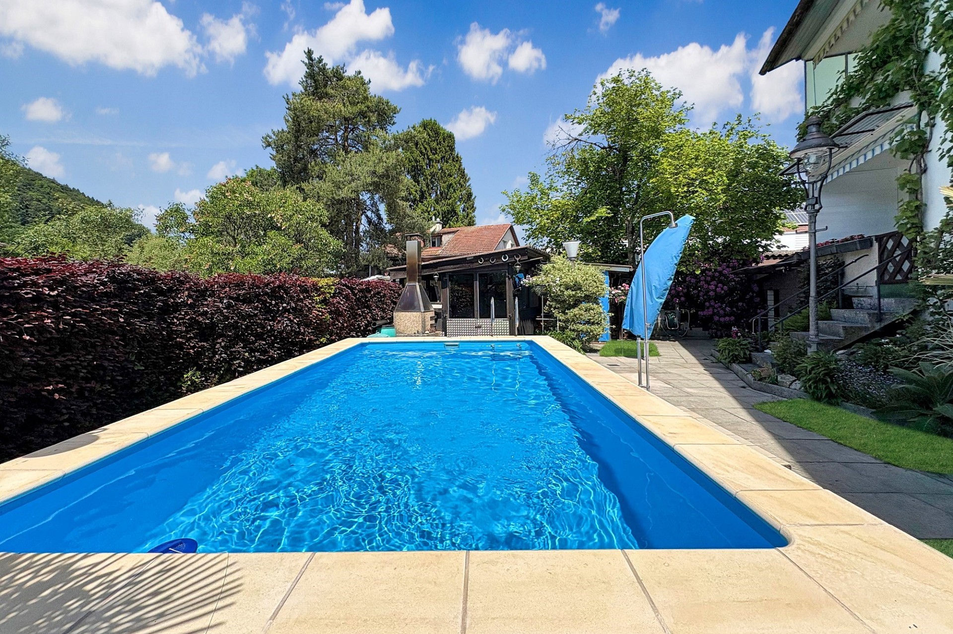 Außenansicht mit Pool und Garten