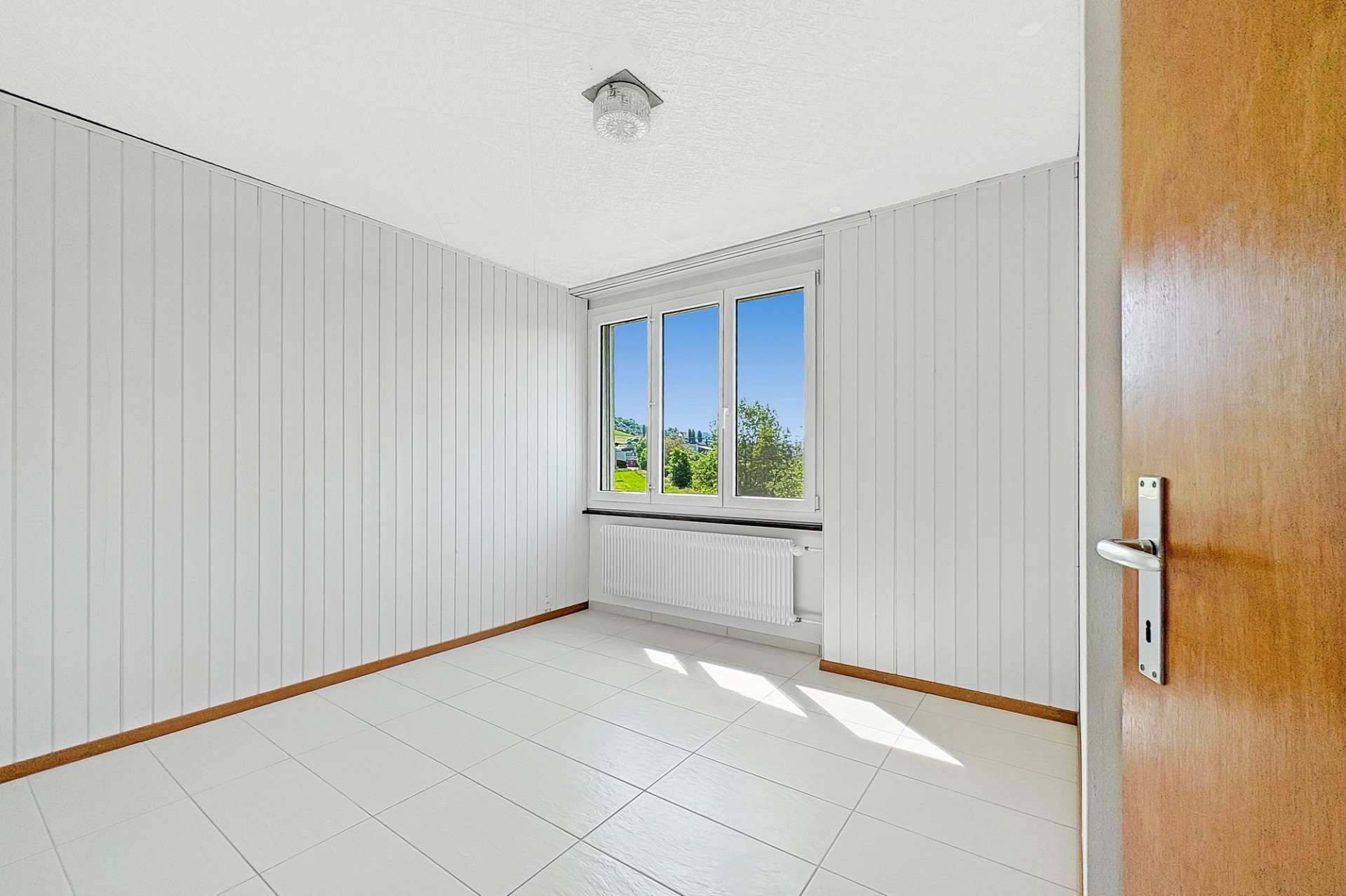 Heller leerer Raum mit Fenster und Tür