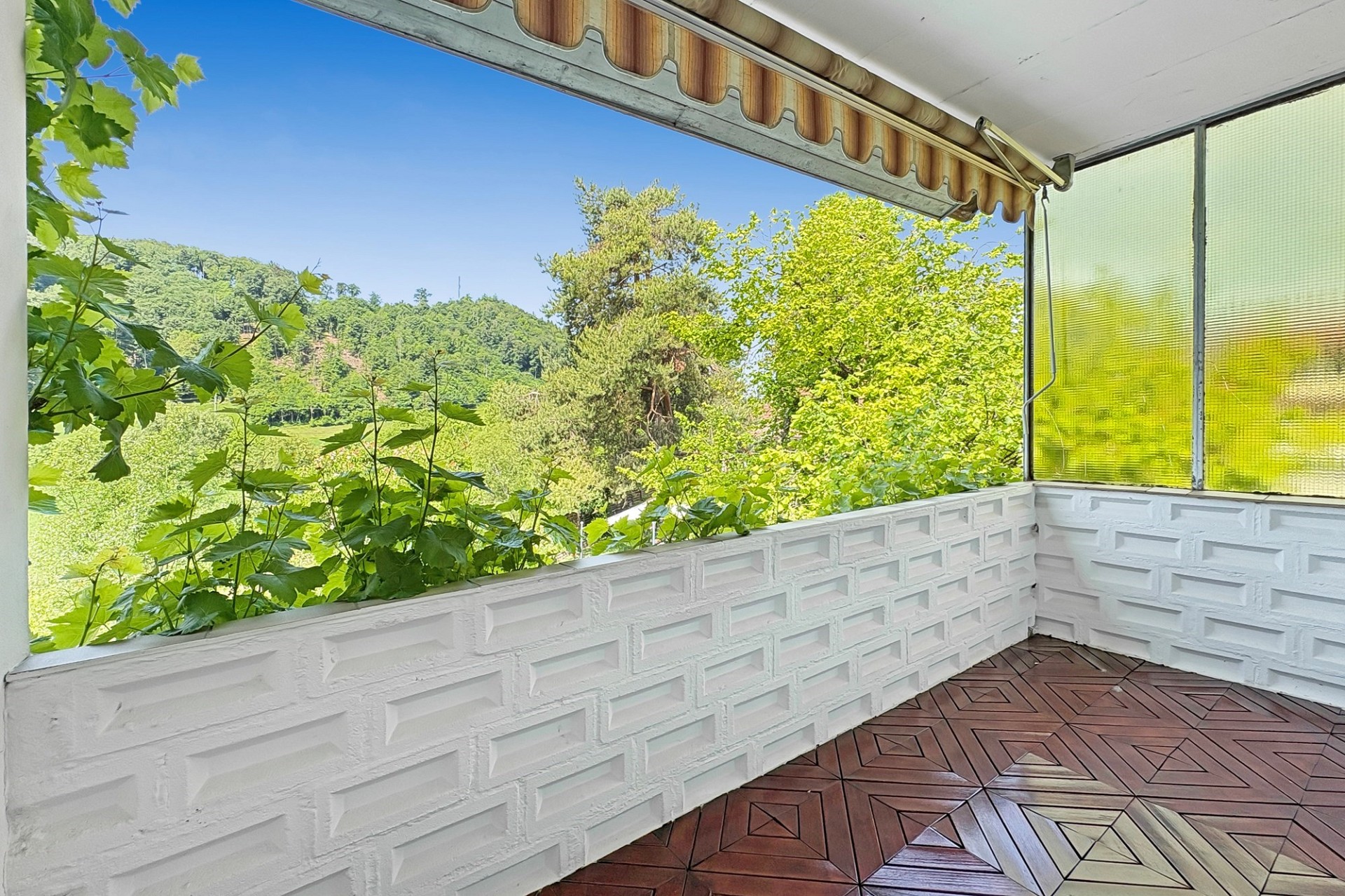 Überdachter Balkon mit Naturblick
