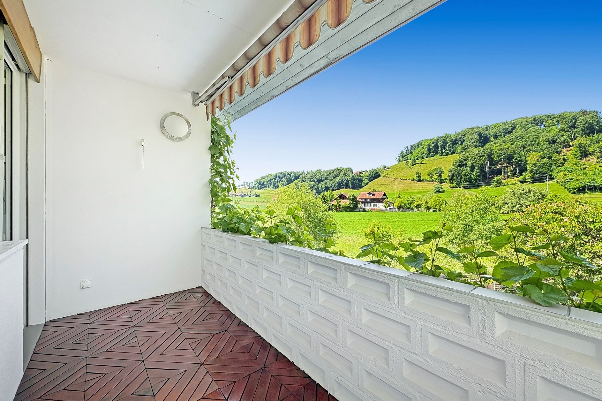 Überdachter Balkon mit Bergblick