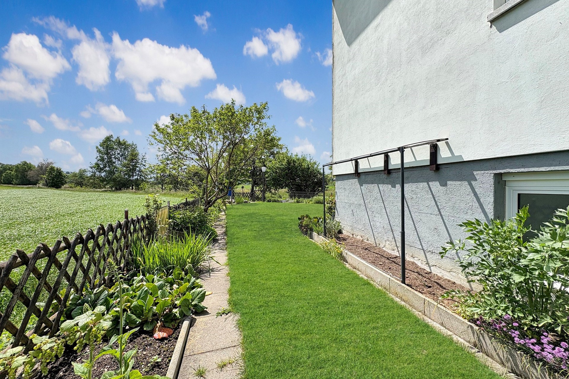 Gepflegter Garten neben einem Wohnhaus