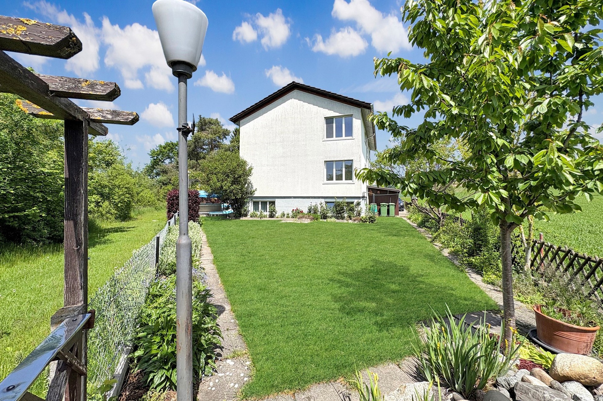 Gepflegter Garten mit Hausansicht