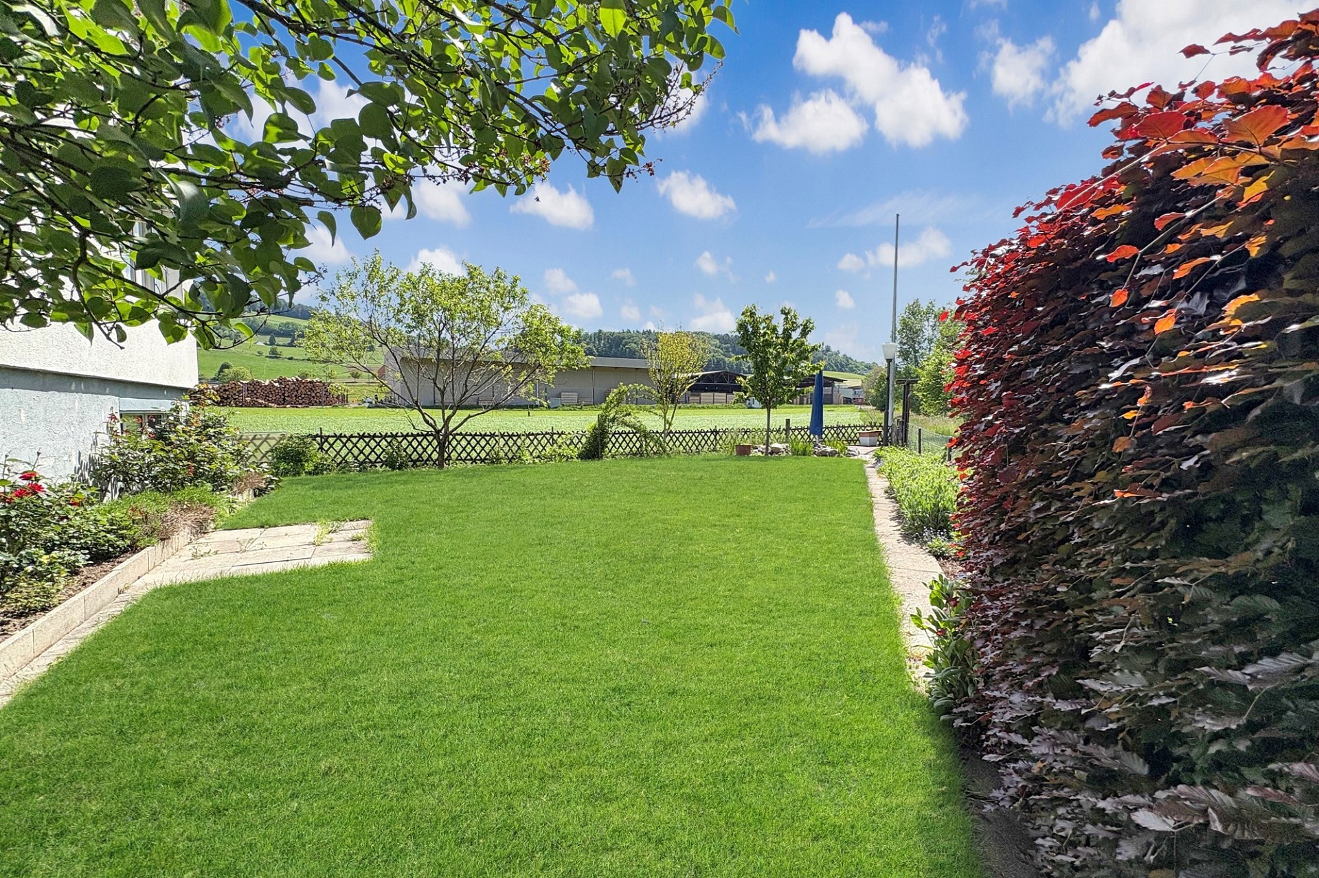 Großer gepflegter Garten mit freiem Blick ins Grüne