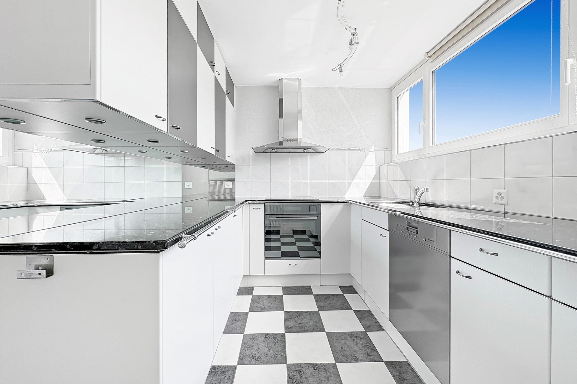 Helle, schmale Einbauküche mit Checkerboard-Boden