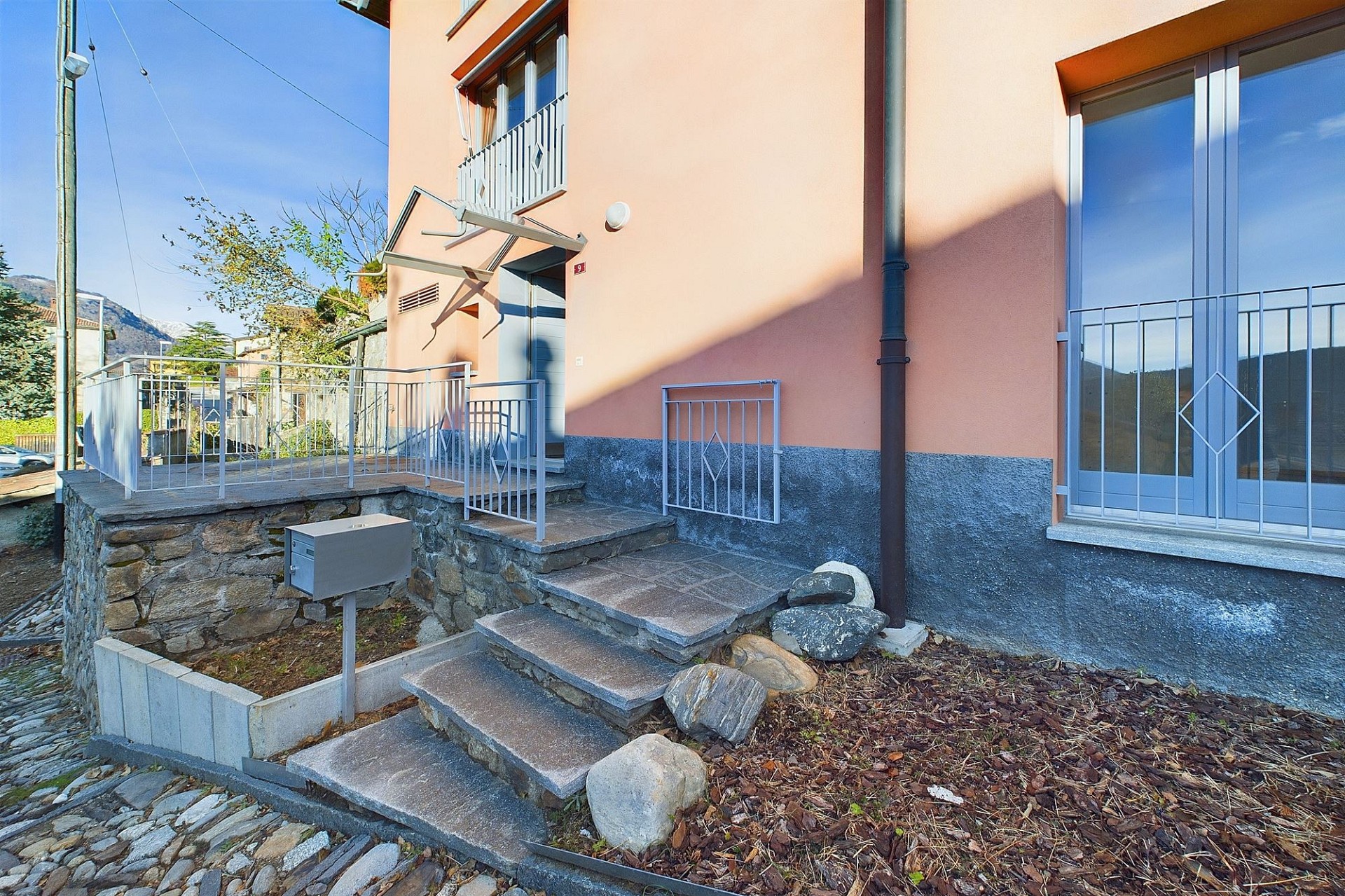 Freistehendes Haus auf drei Stockwerken mit herrlicher Aussicht - ZU VERMIETEN – Aranno