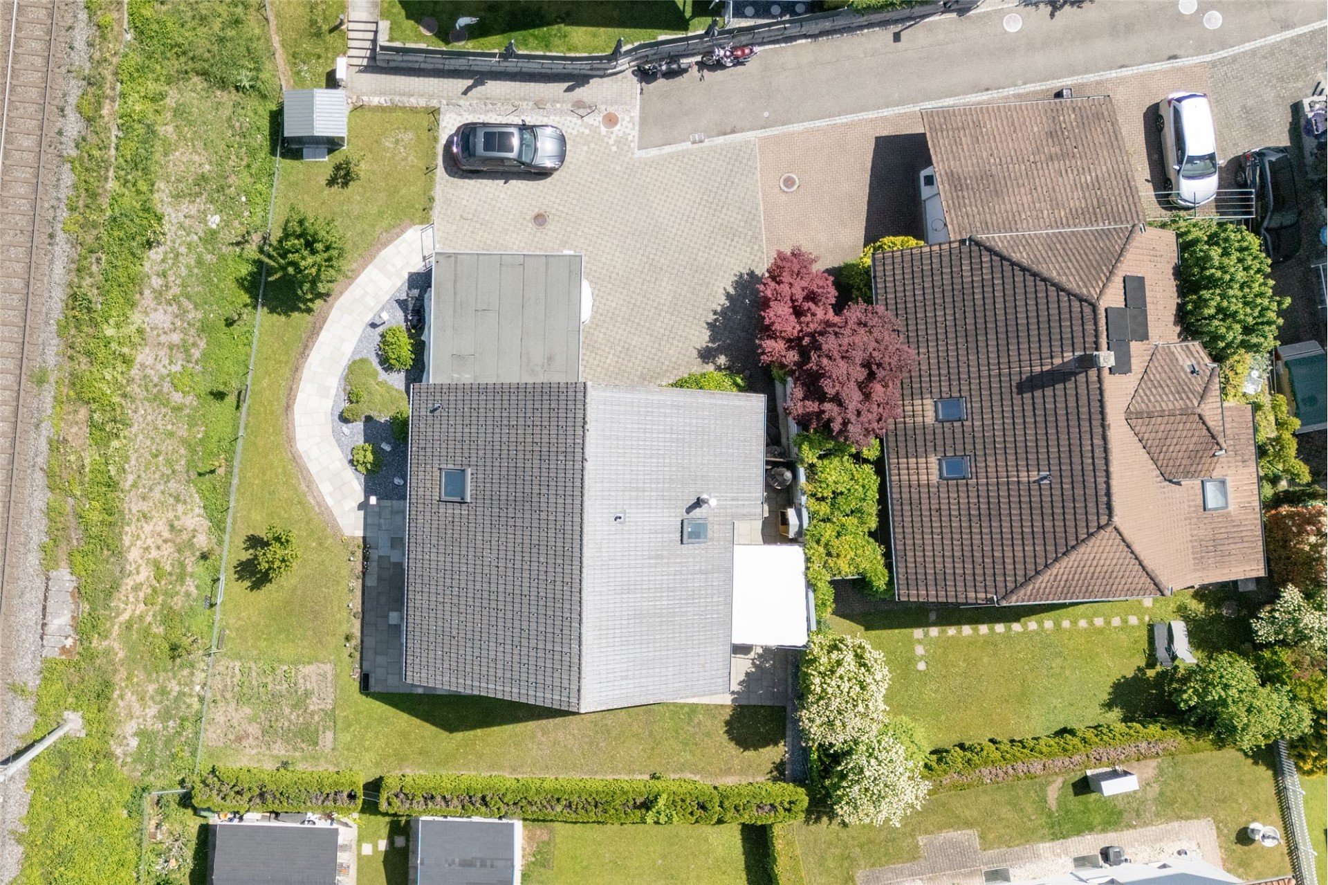 Luftaufnahme eines Wohnhauses mit Garten und Zufahrt