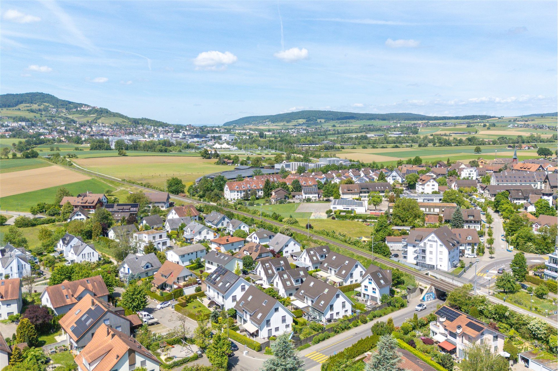 Luftaufnahme eines Wohngebiets im Grünen