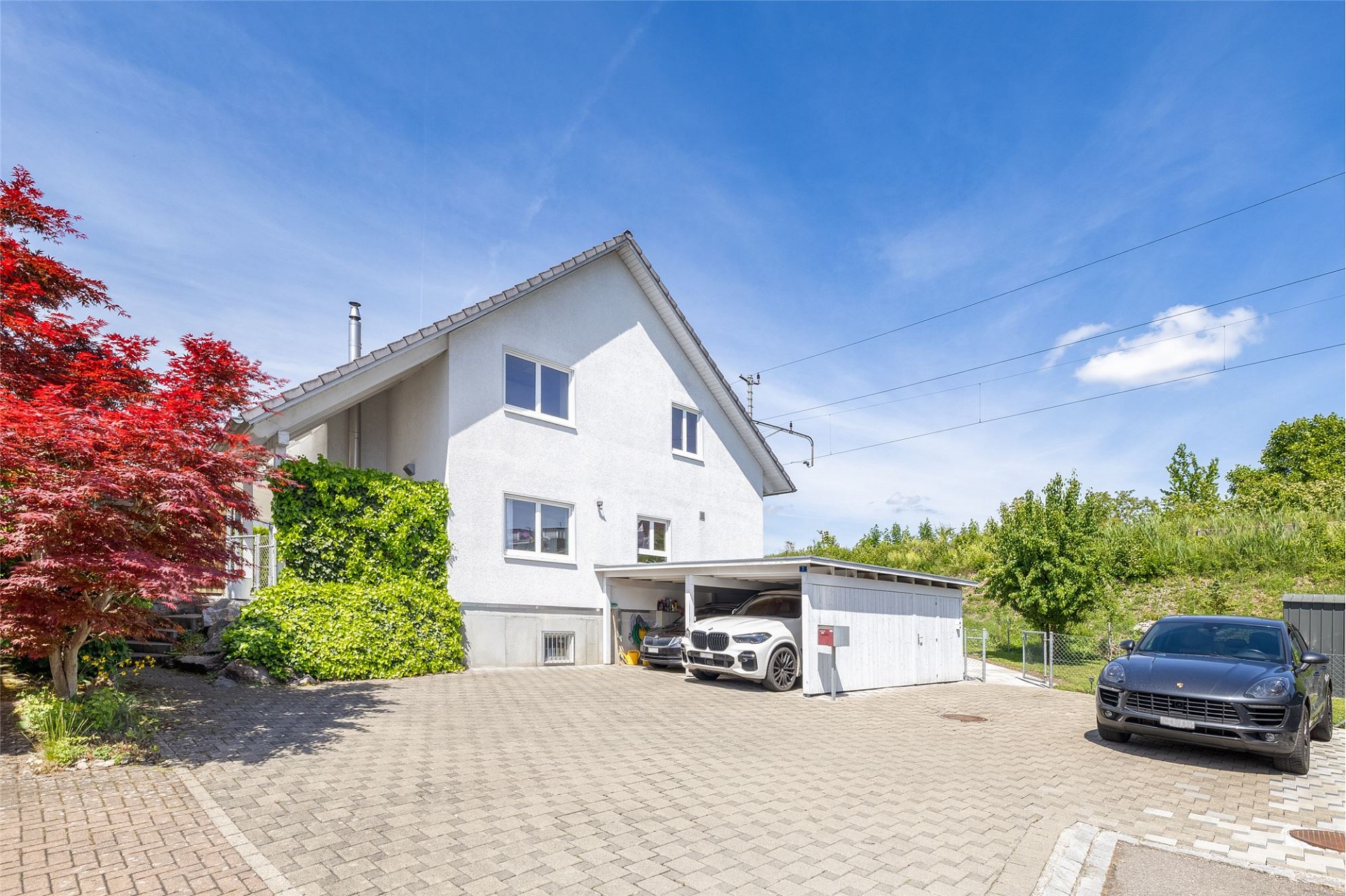 Einfamilienhaus mit Zufahrt und Carport