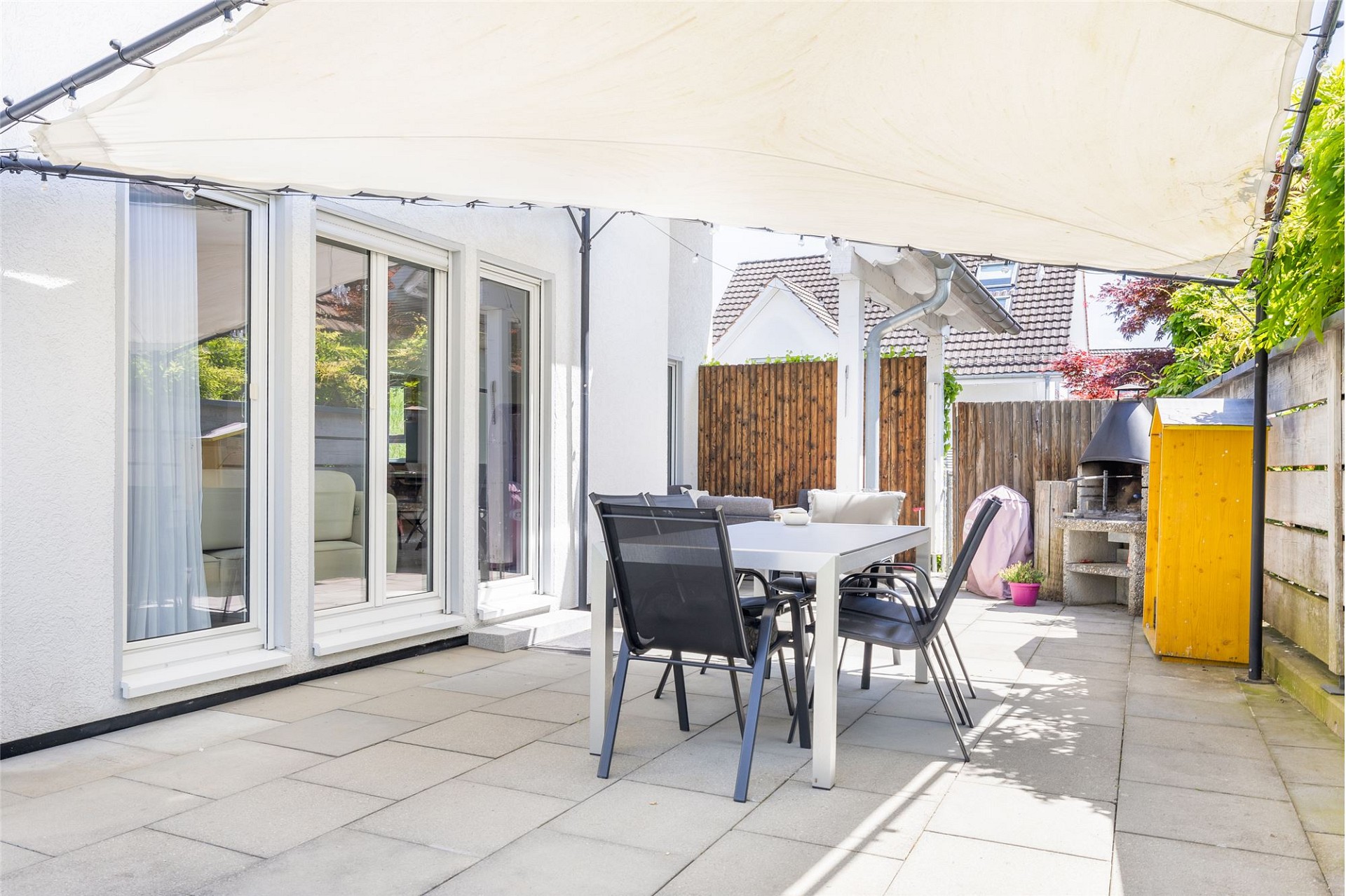 Terrasse mit Sitzbereich und Grill