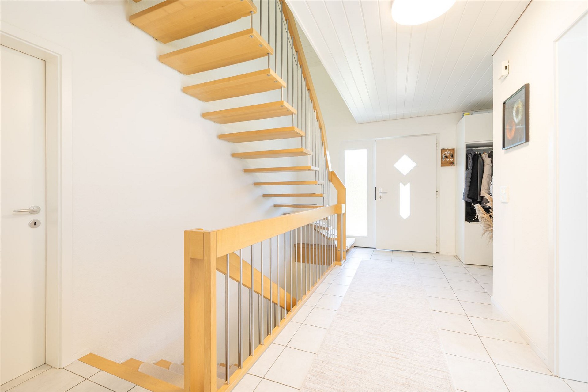Heller Eingangsbereich mit offener Treppe