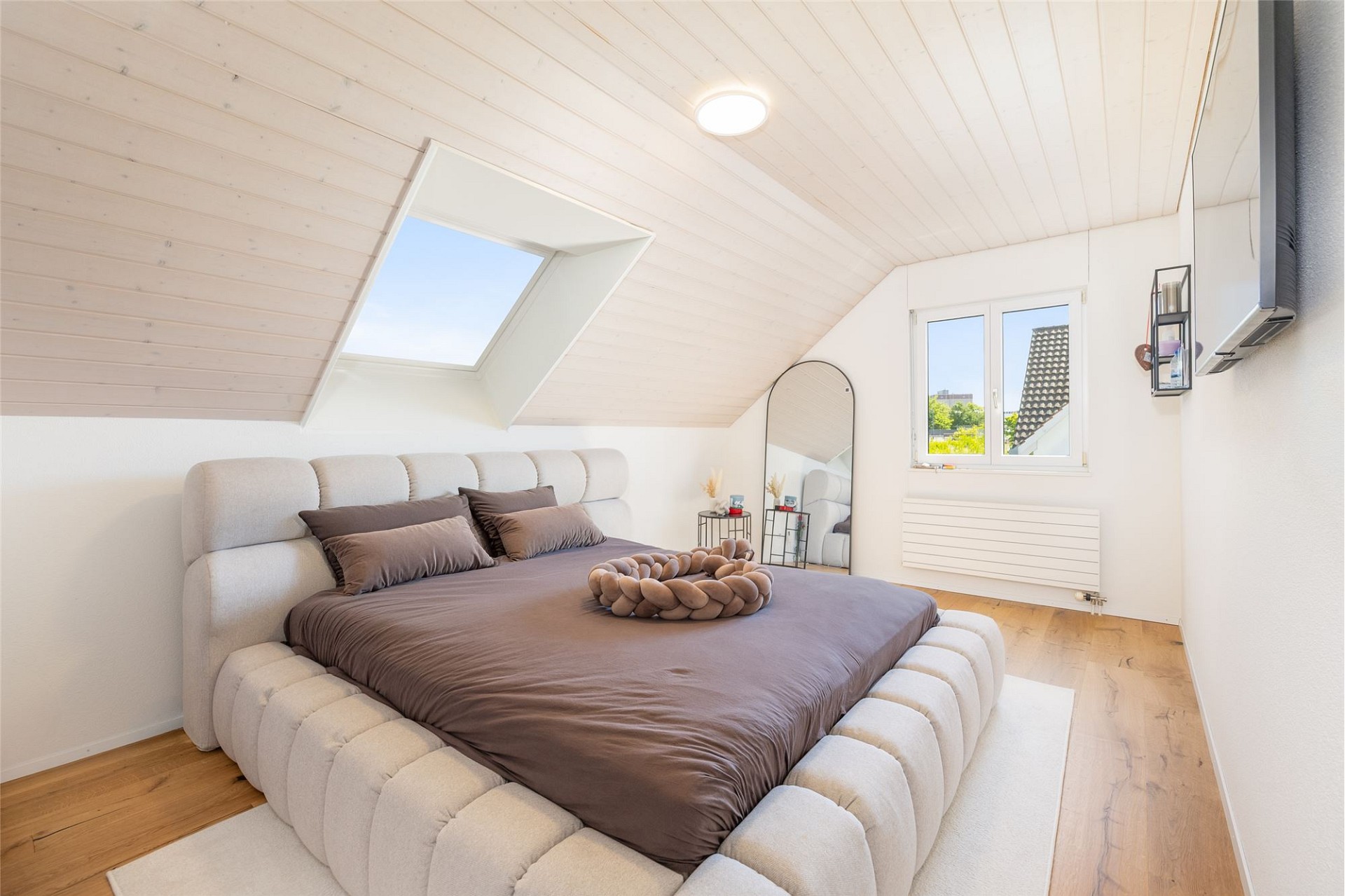 Helles Schlafzimmer im Dachgeschoss