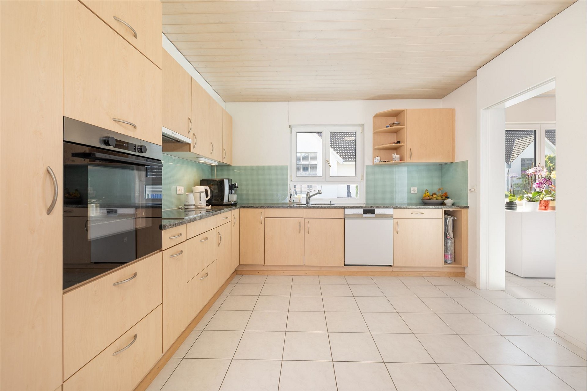Helle, moderne Küche mit Holzfronten