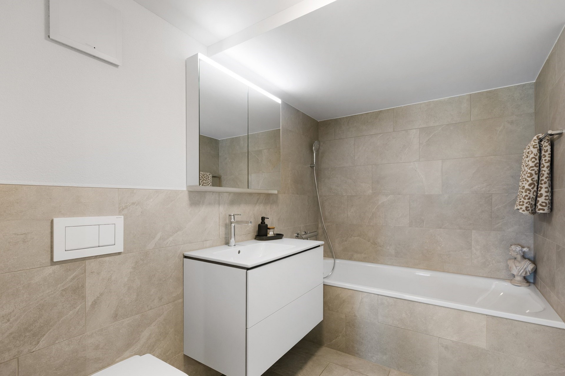 Modernes Badezimmer mit Badewanne und Waschtisch