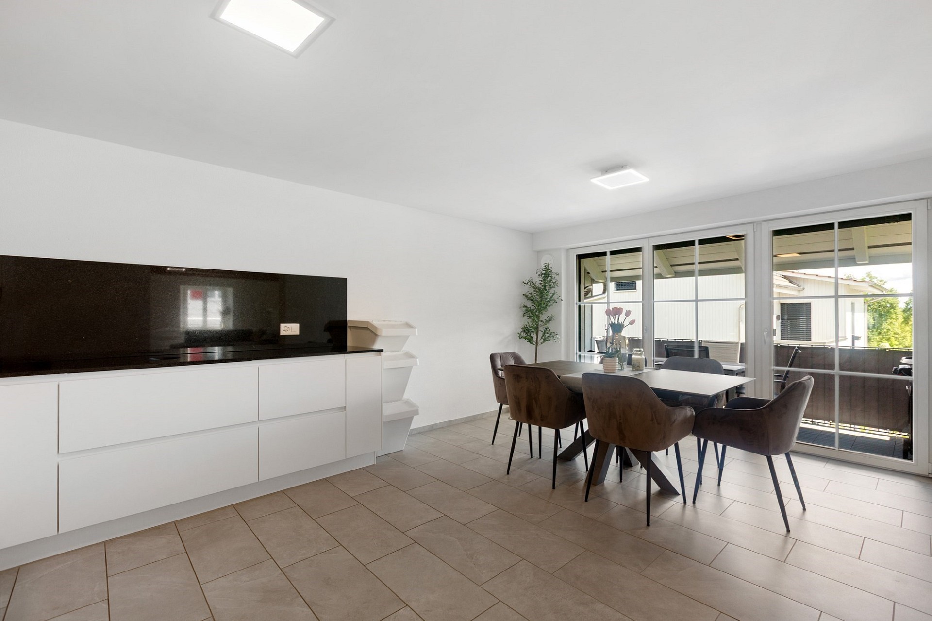Modernes Esszimmer mit Terrassenzugang