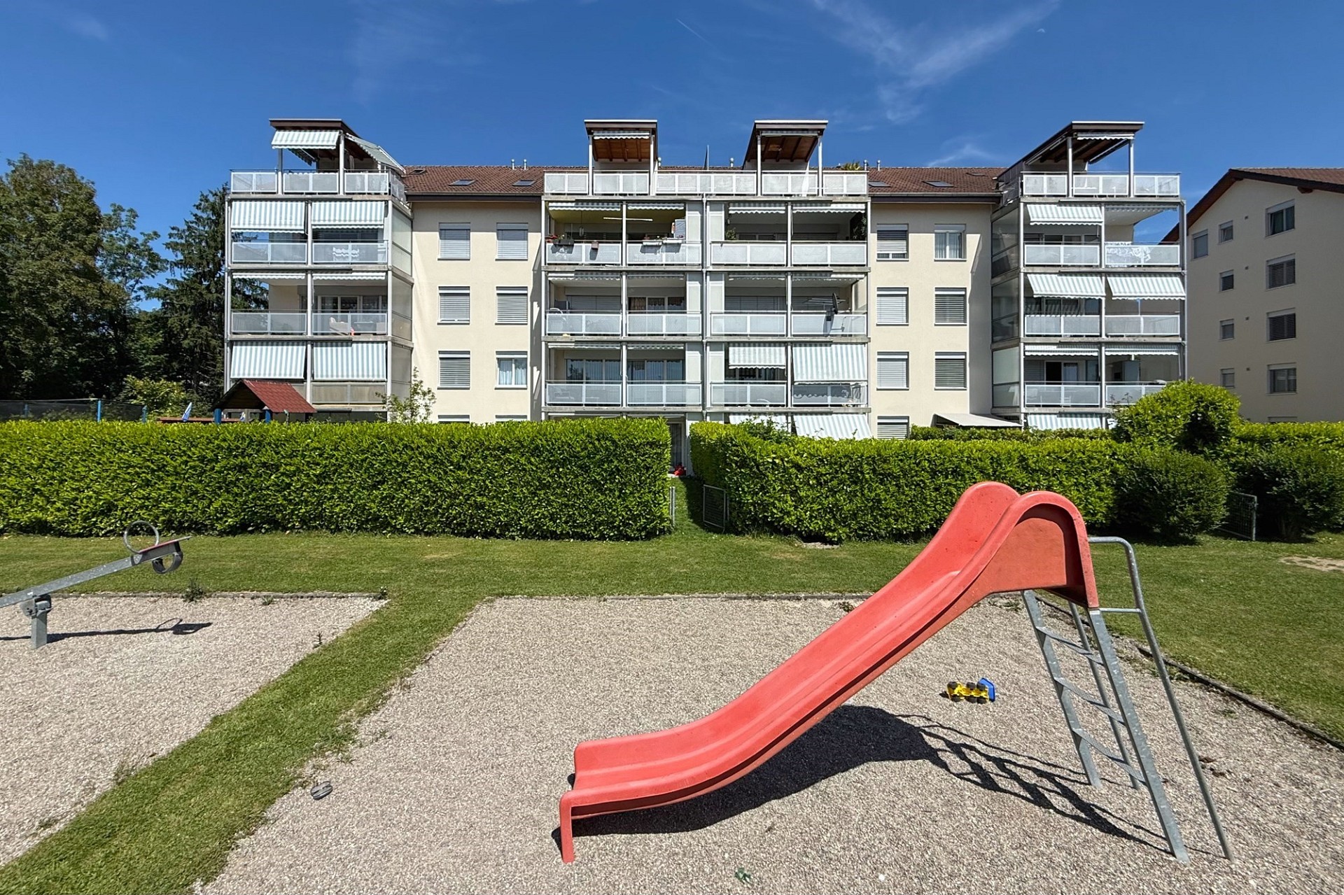 Wohnanlage mit Spielplatz und Balkonen