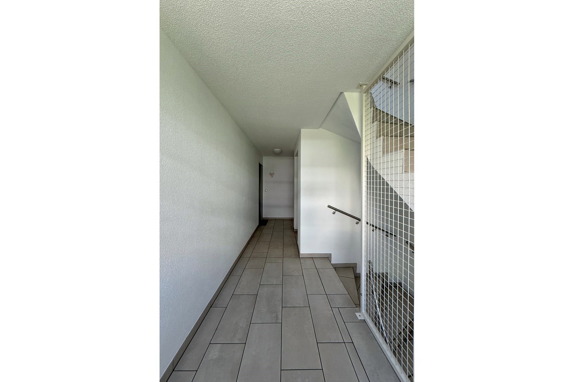 Treppenhaus-Flur mit heller Verkleidung