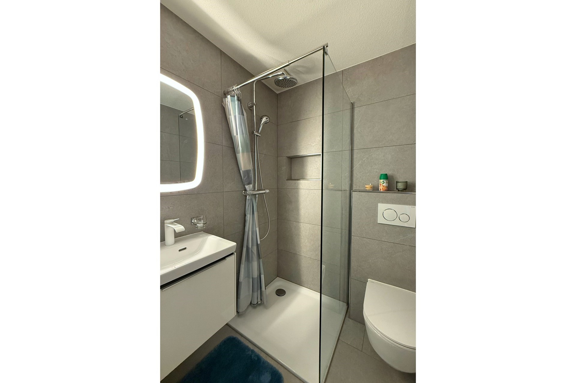 Modernes Bad mit Glasdusche