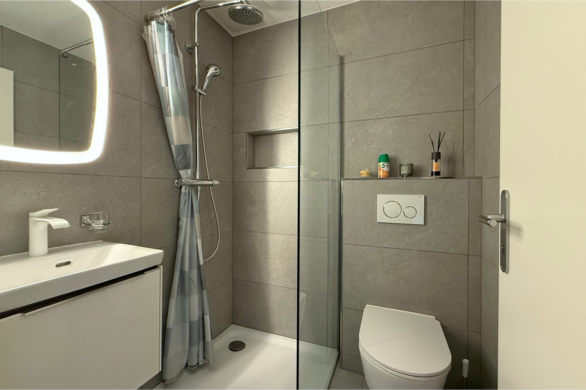 Modernes Badezimmer mit Dusche und WC