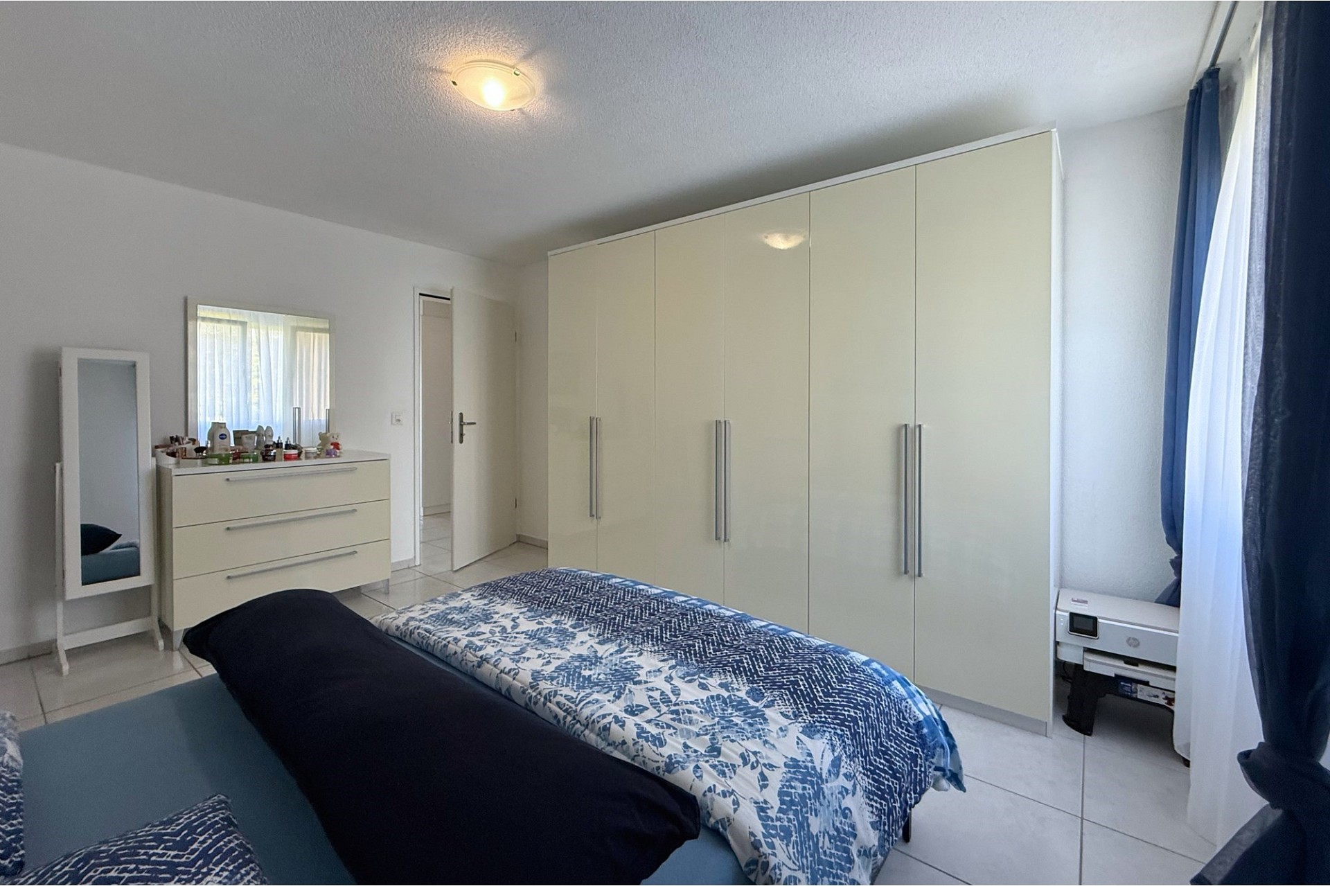 Helles Schlafzimmer mit Kleiderschrankwand