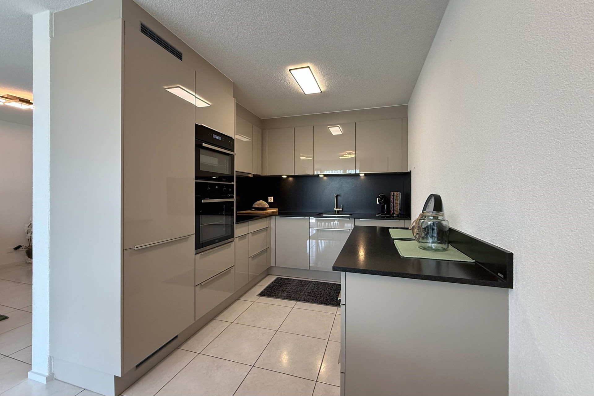 Moderne Einbauküche in neutralen Farben