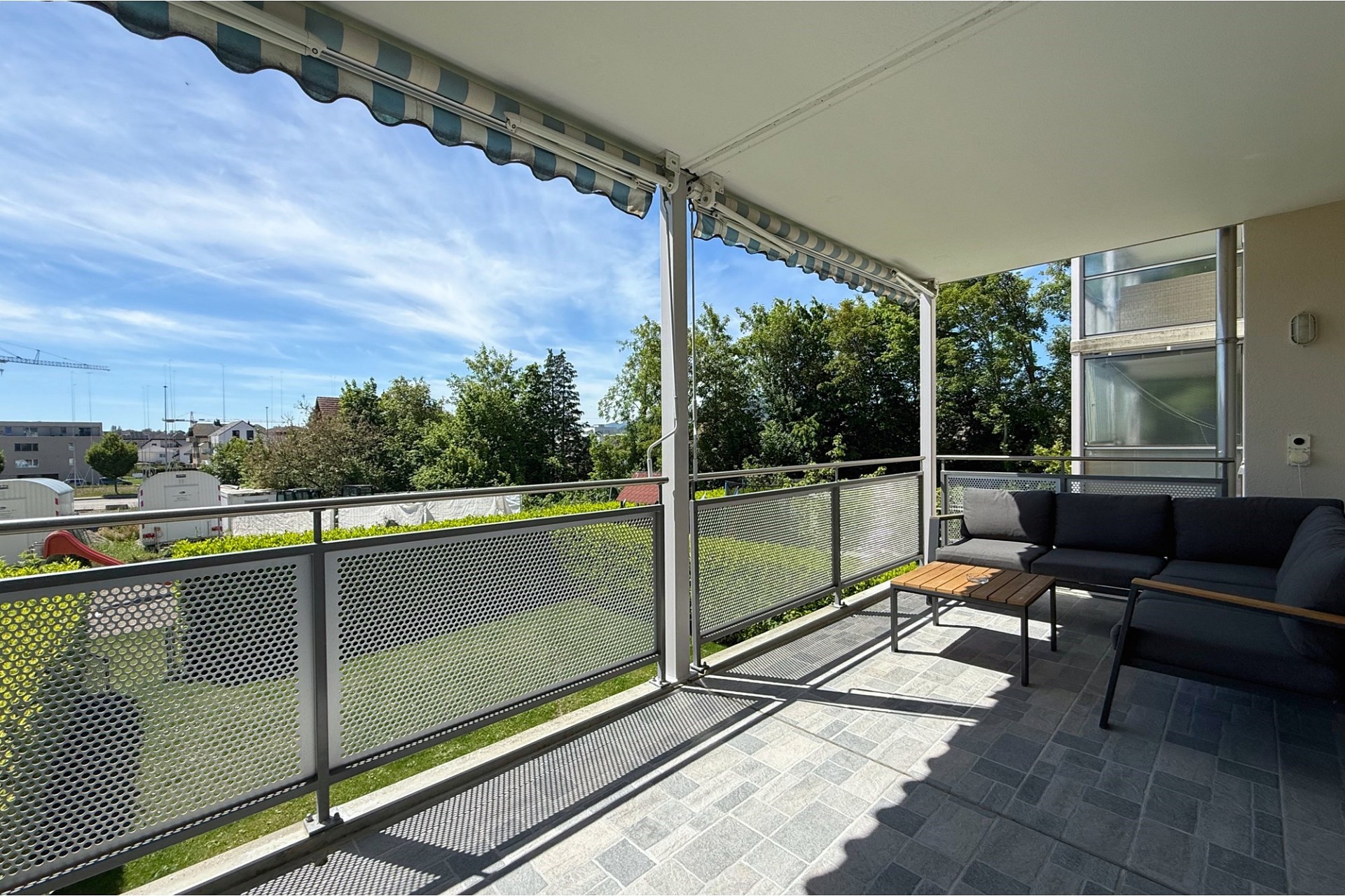 Überdachter Balkon mit Sitzgruppe