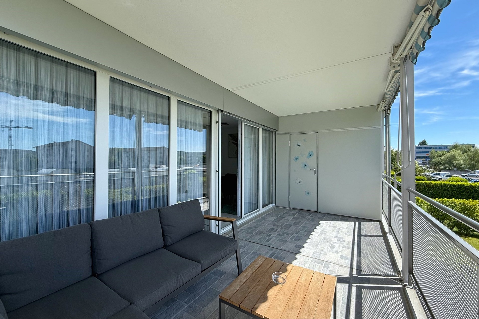 Überdachter Balkon mit Lounge-Möbeln