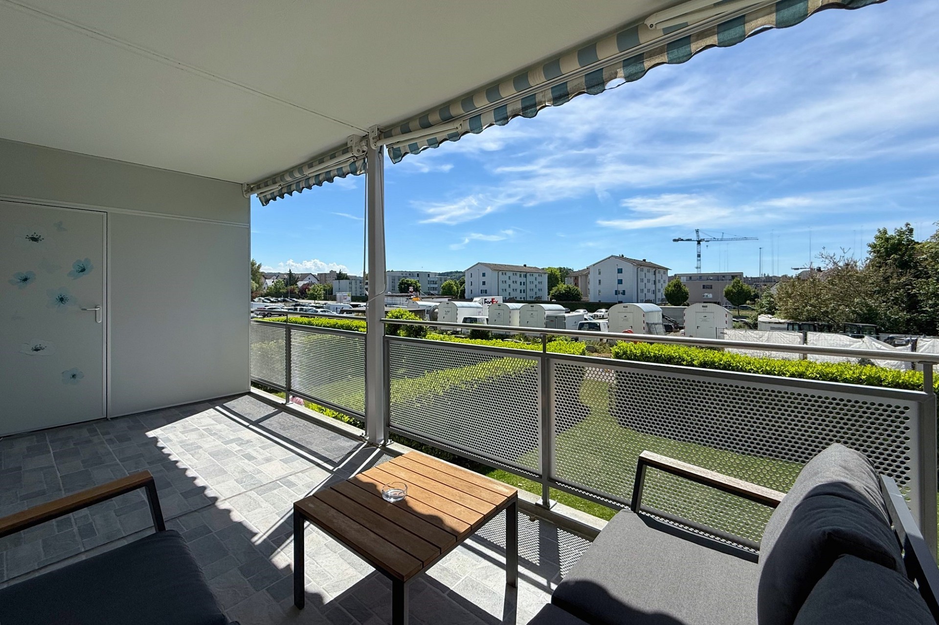 Überdachter Balkon mit Blick ins Umfeld