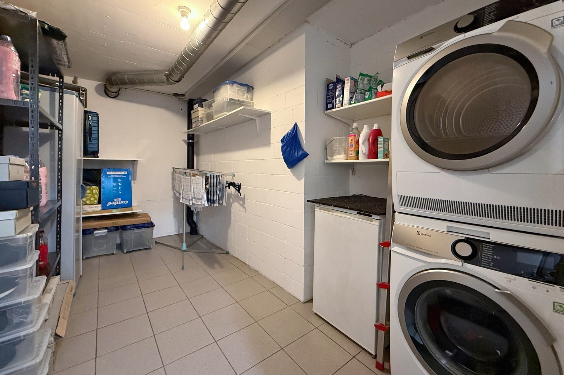 Hauswirtschaftsraum mit Waschmaschine und Trockner