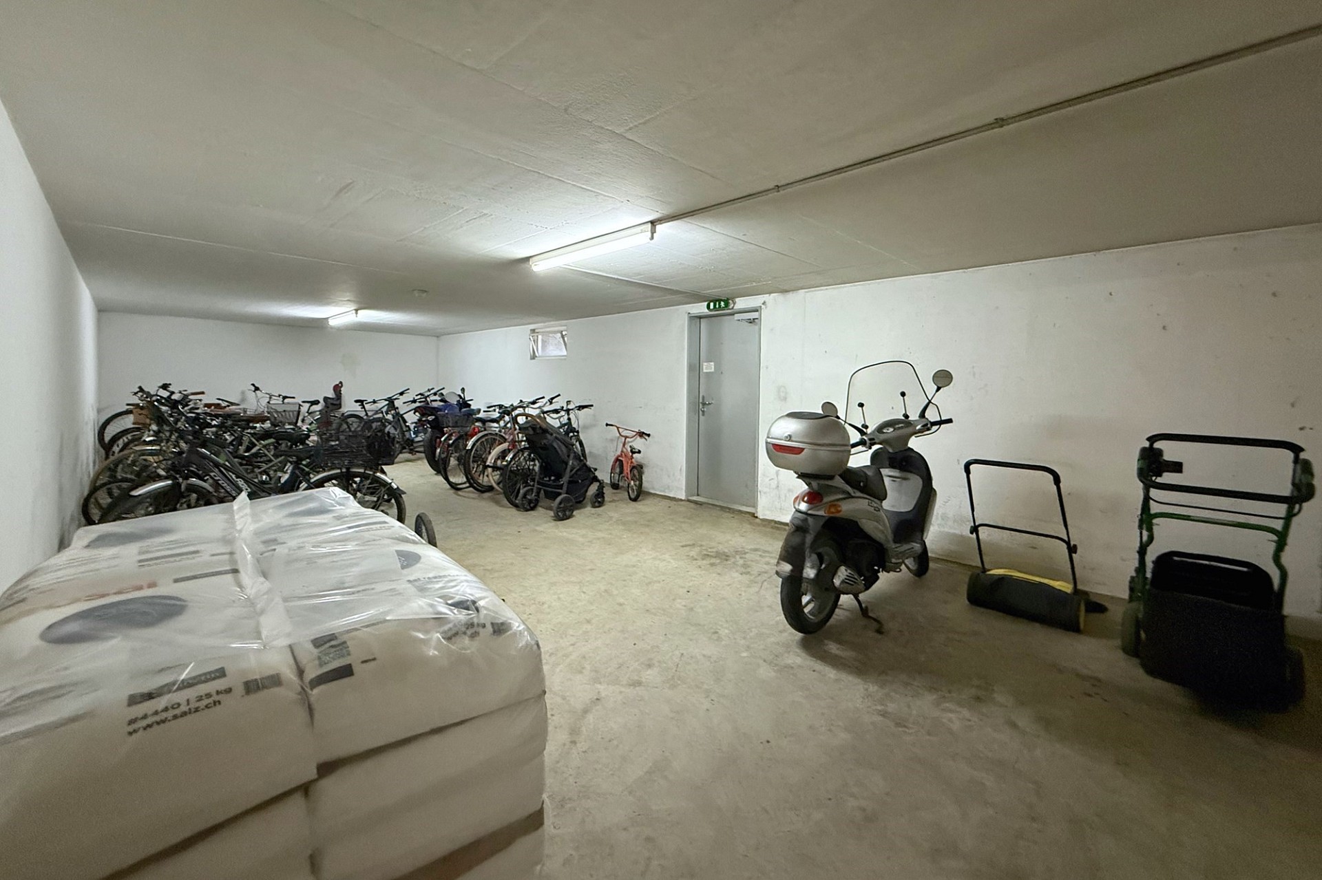 Fahrradkeller bzw. Abstellraum mit vielen Fahrrädern